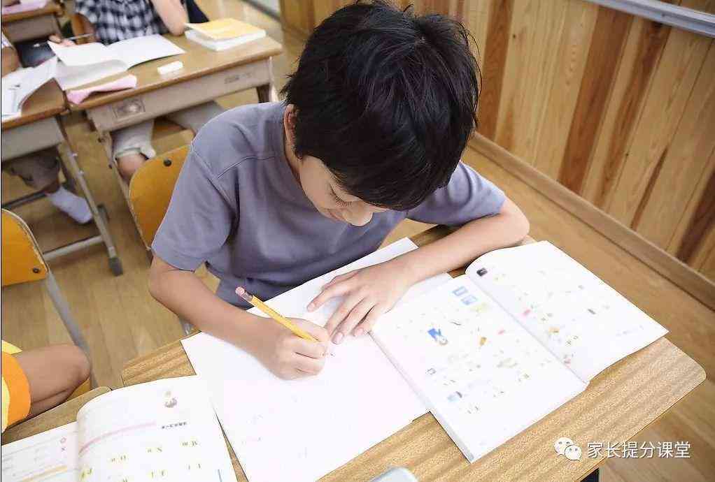 '智能写作助手：AI如何重塑传统文笔创作模式'