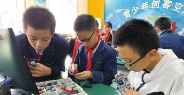 青少年科技创新创意与实践：学生科技创作新篇章