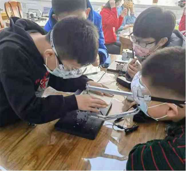 青少年科技创新创意与实践：学生科技创作新篇章