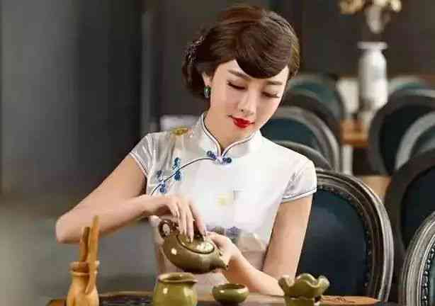 甜美佳人 细语低吟的美女交谈时刻