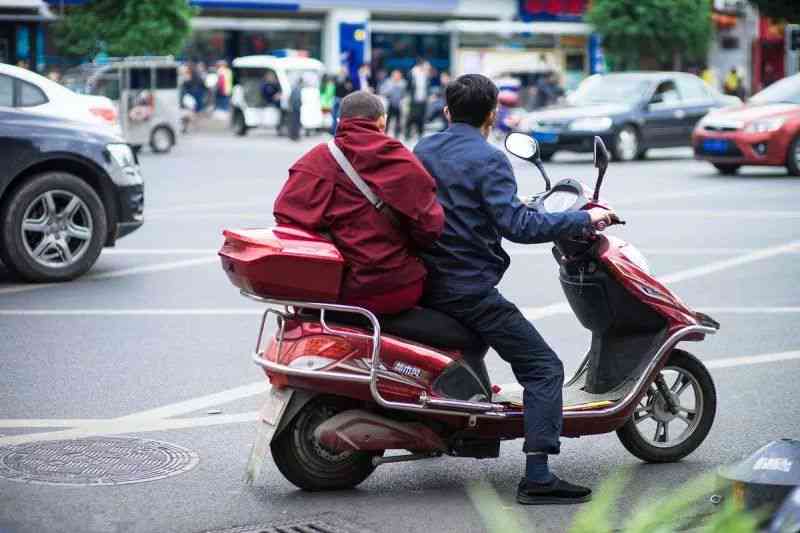 电瓶车相撞算不算工伤：涉及误工费及工伤范围探讨