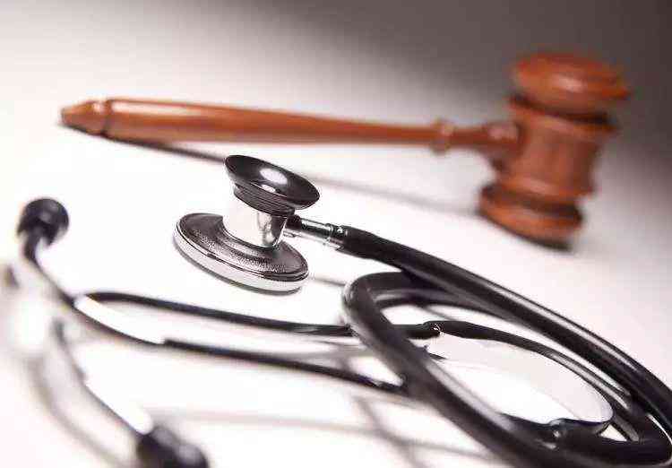 医疗病案造假的法律责任与可能面临的刑事处罚解析