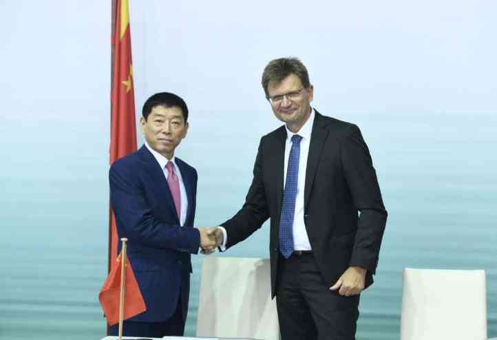 全新升级！大众点评AI智能小助手：一键生成个性化评价与热门话题解析