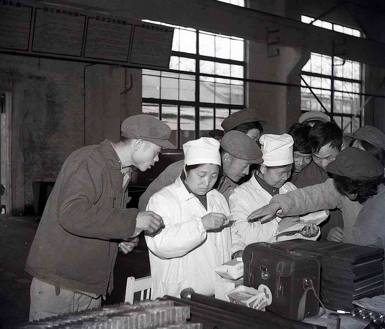 离岗与旷工的界定：全面解析离岗算不算旷工及可能面临的法律后果