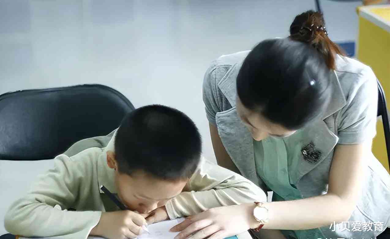 '亲耐心辅导儿子作业，解锁学新篇章'