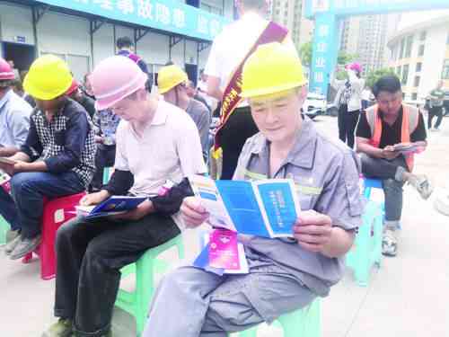 认定工伤但不发工资了吗