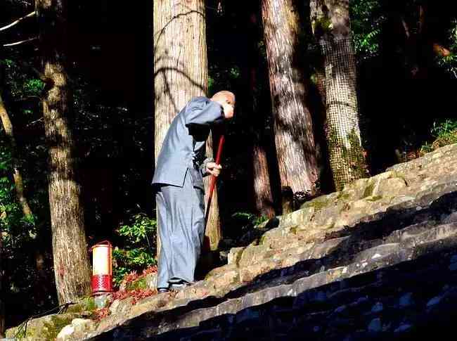 认定工伤后怎么索赔钱呢