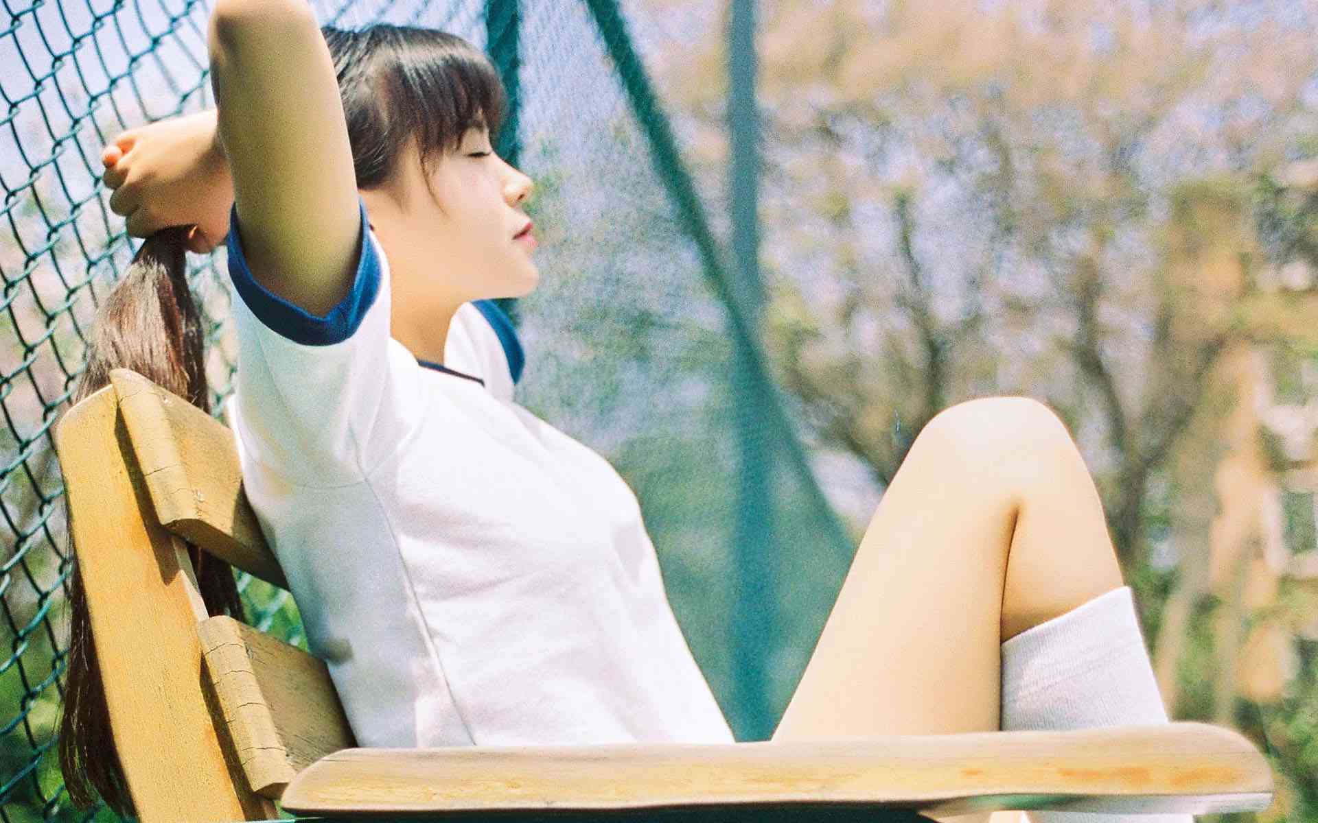 ai美女爱情故事解说文案