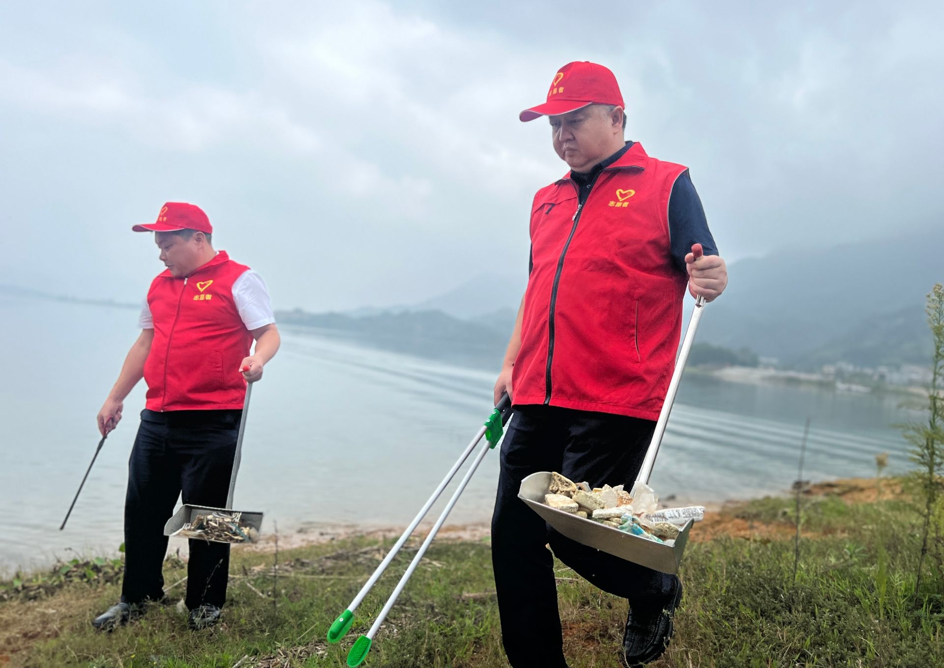 通山：开展“碧水蓝天 千人洁湖” 志愿服务活动