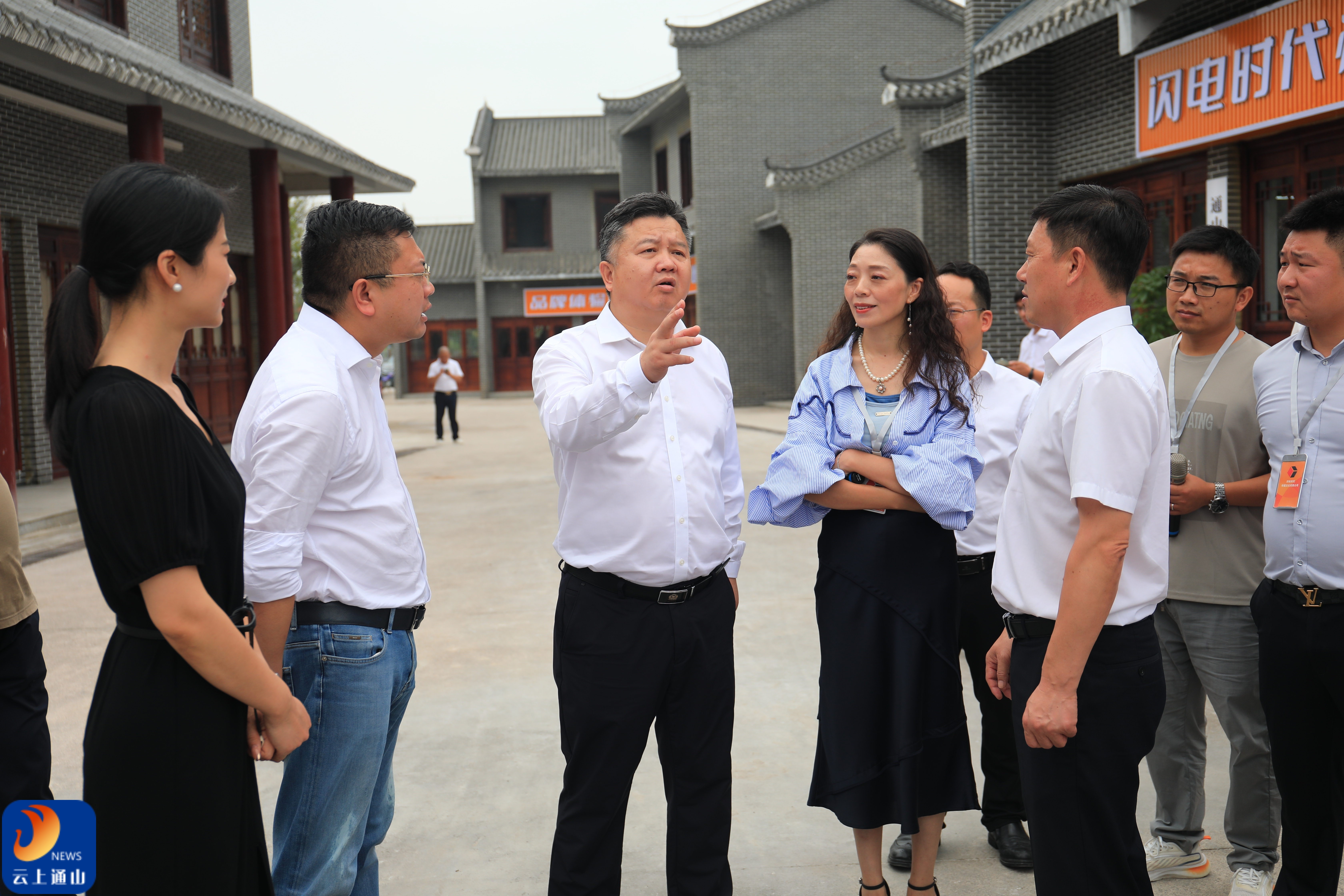 陈洪豪调研县电商直播基地时强调：坚定信心 抓住机遇 占领更大市场份额