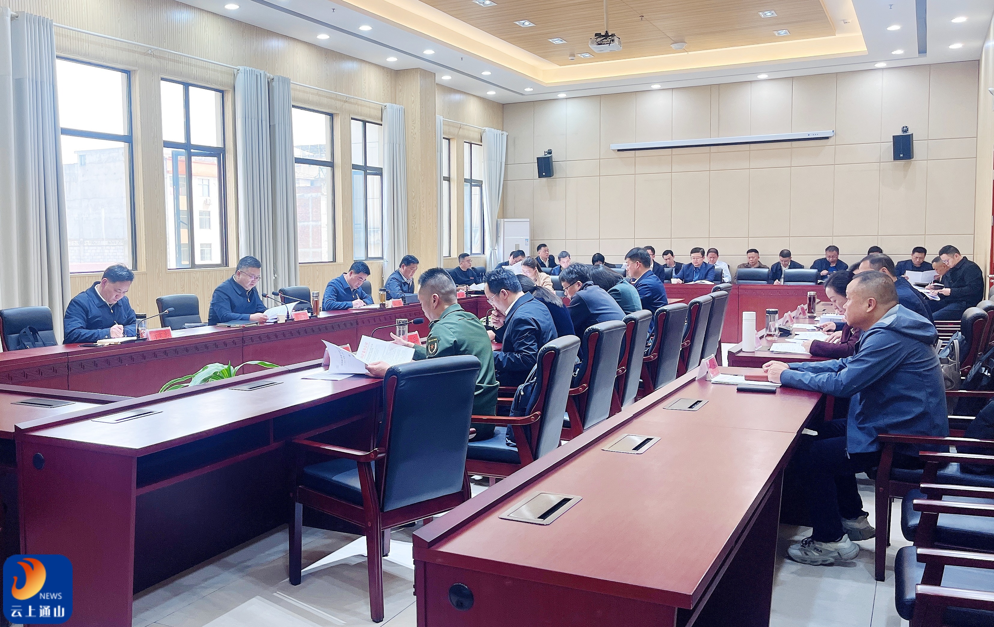 陈洪豪主持召开县委常委会会议