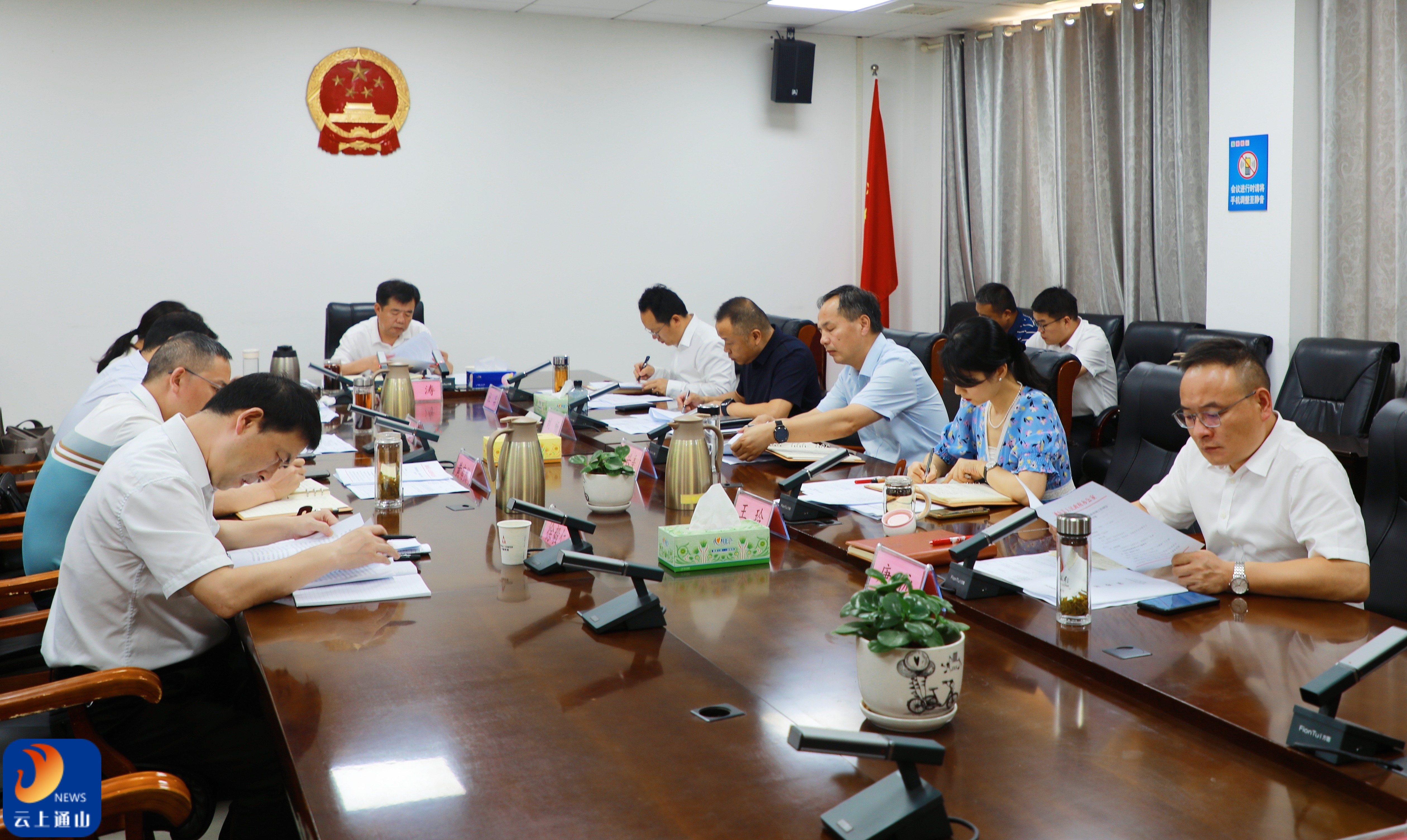吴涛主持召开县政府党组会议