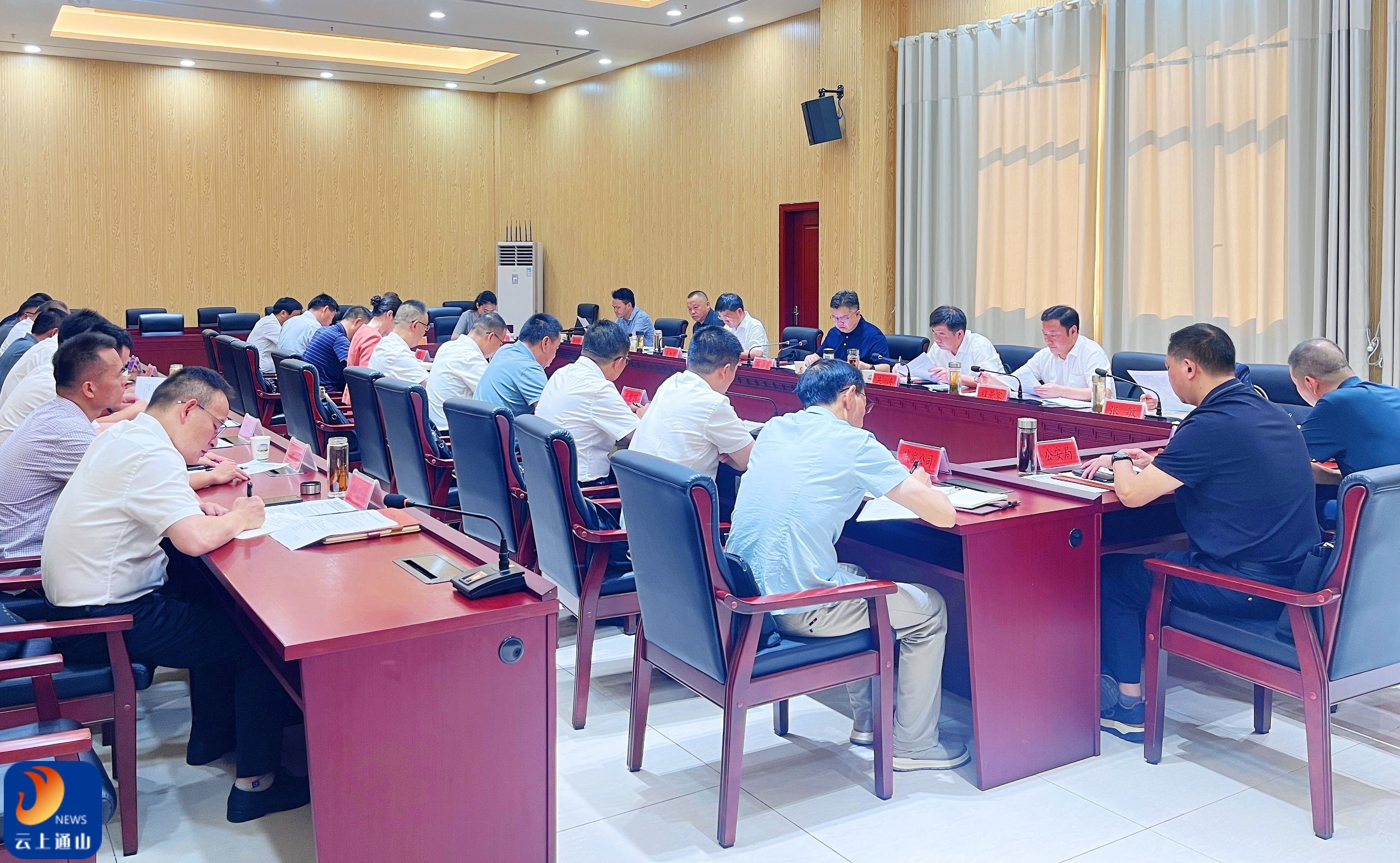 陈洪豪主持召开电子信息产业园建设专题调度会 压实责任破堵点 统筹推进抓落实