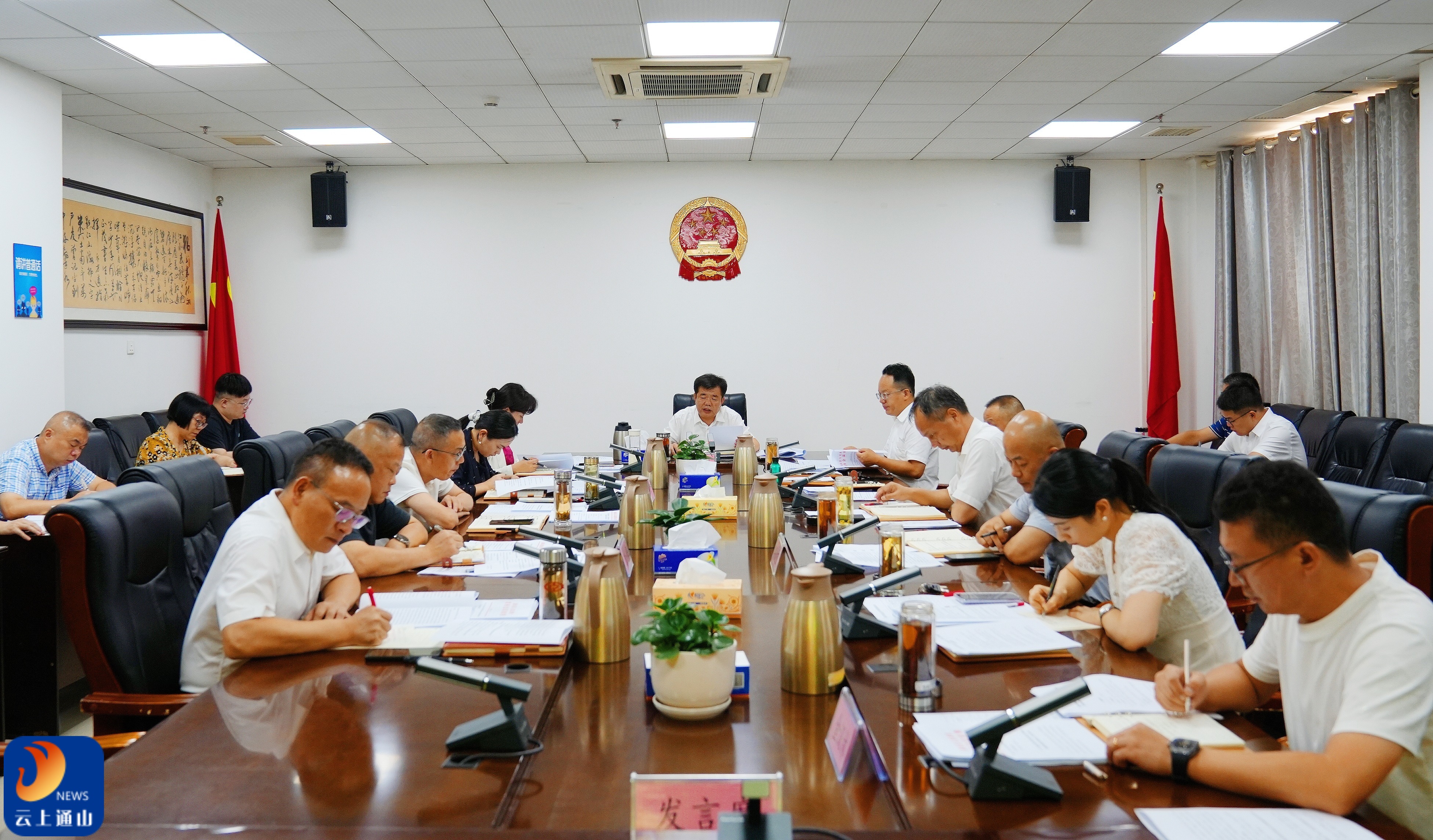 吴涛主持召开县政府党组会议暨县政府常务会议