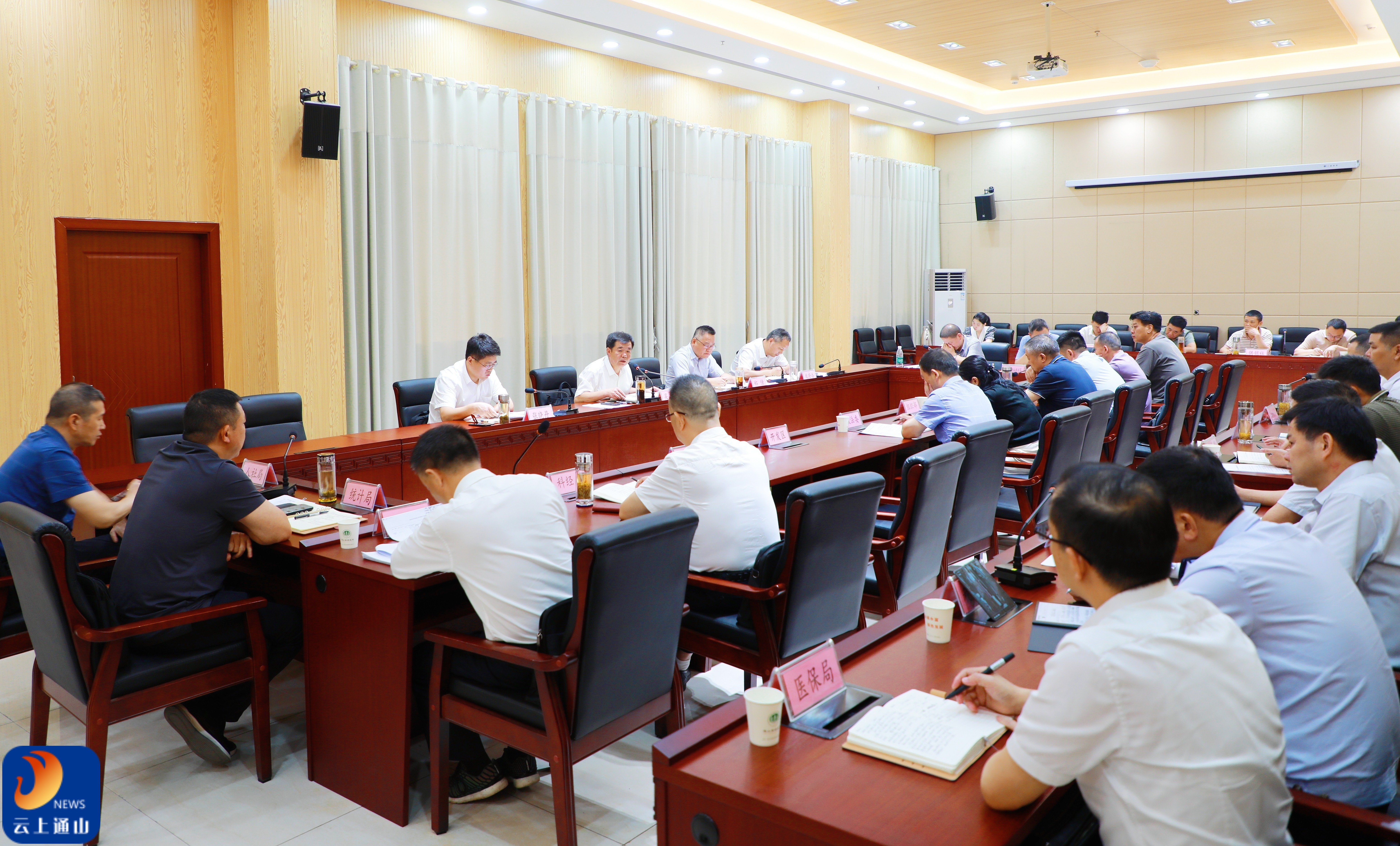 通山县召开2025年强县工程推进会暨乡村振兴衔接资金调度会