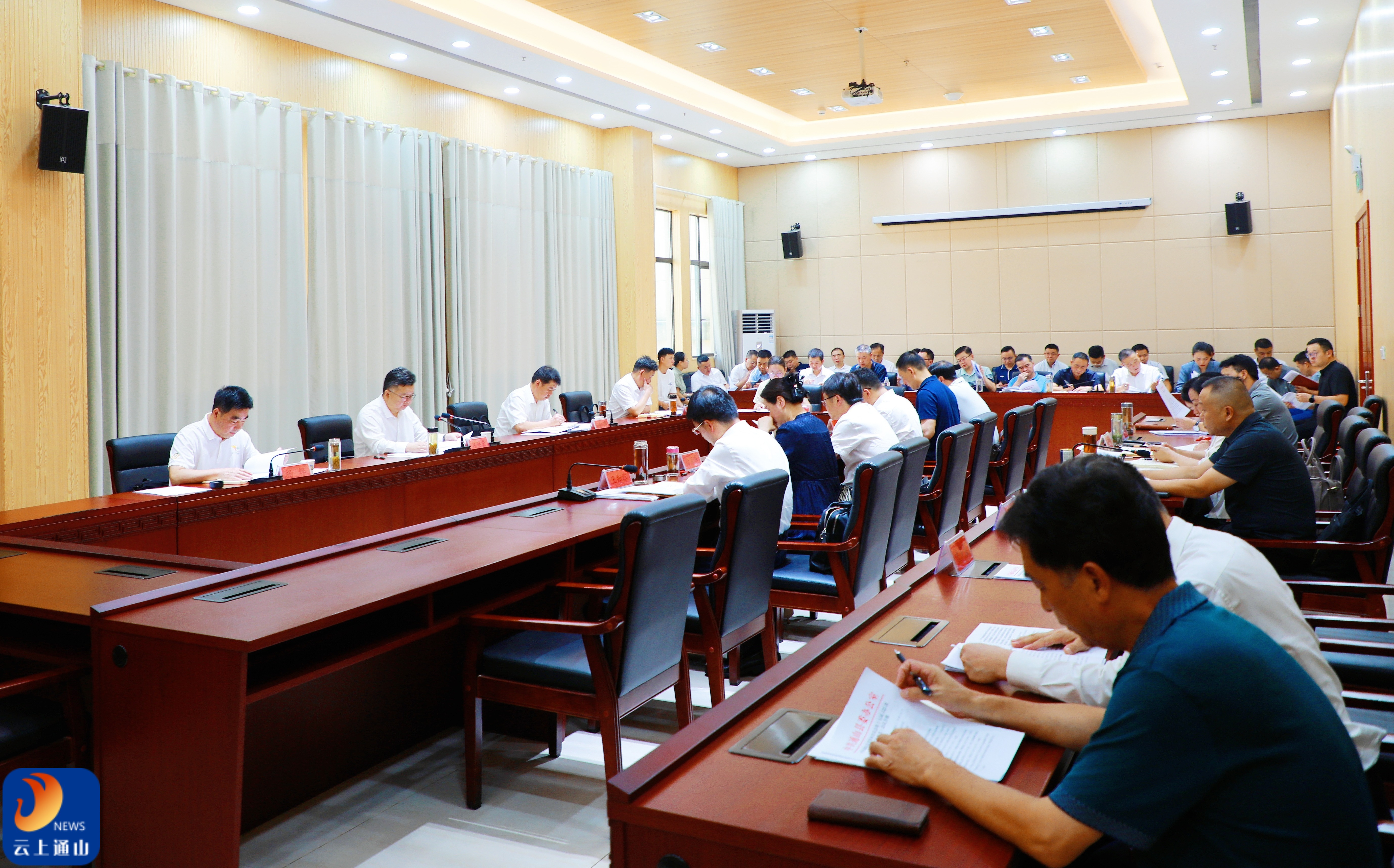 陈洪豪主持召开县委常委会会议