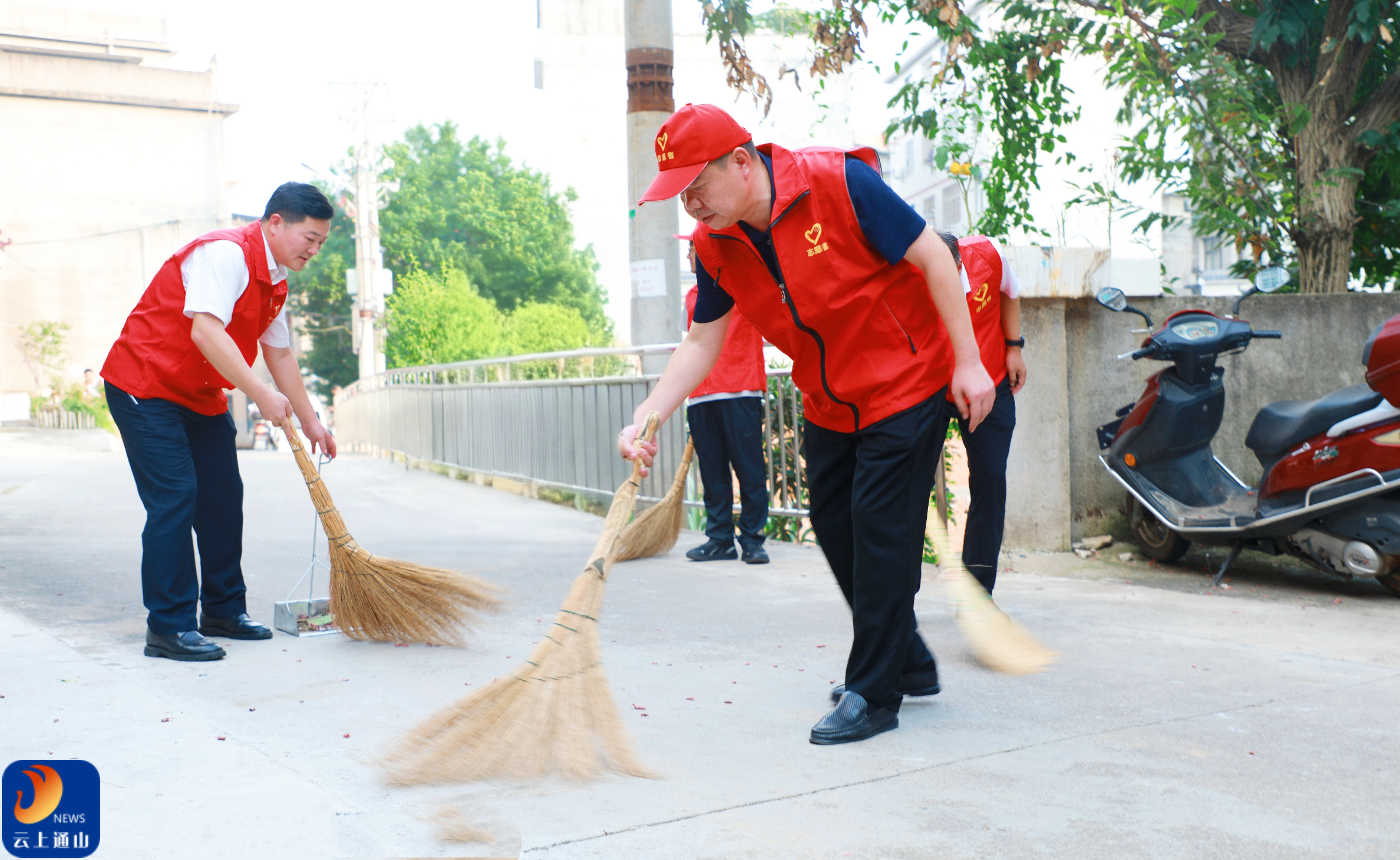 吴涛书记带头参加洁城活动 干群同心扮靓美丽家园