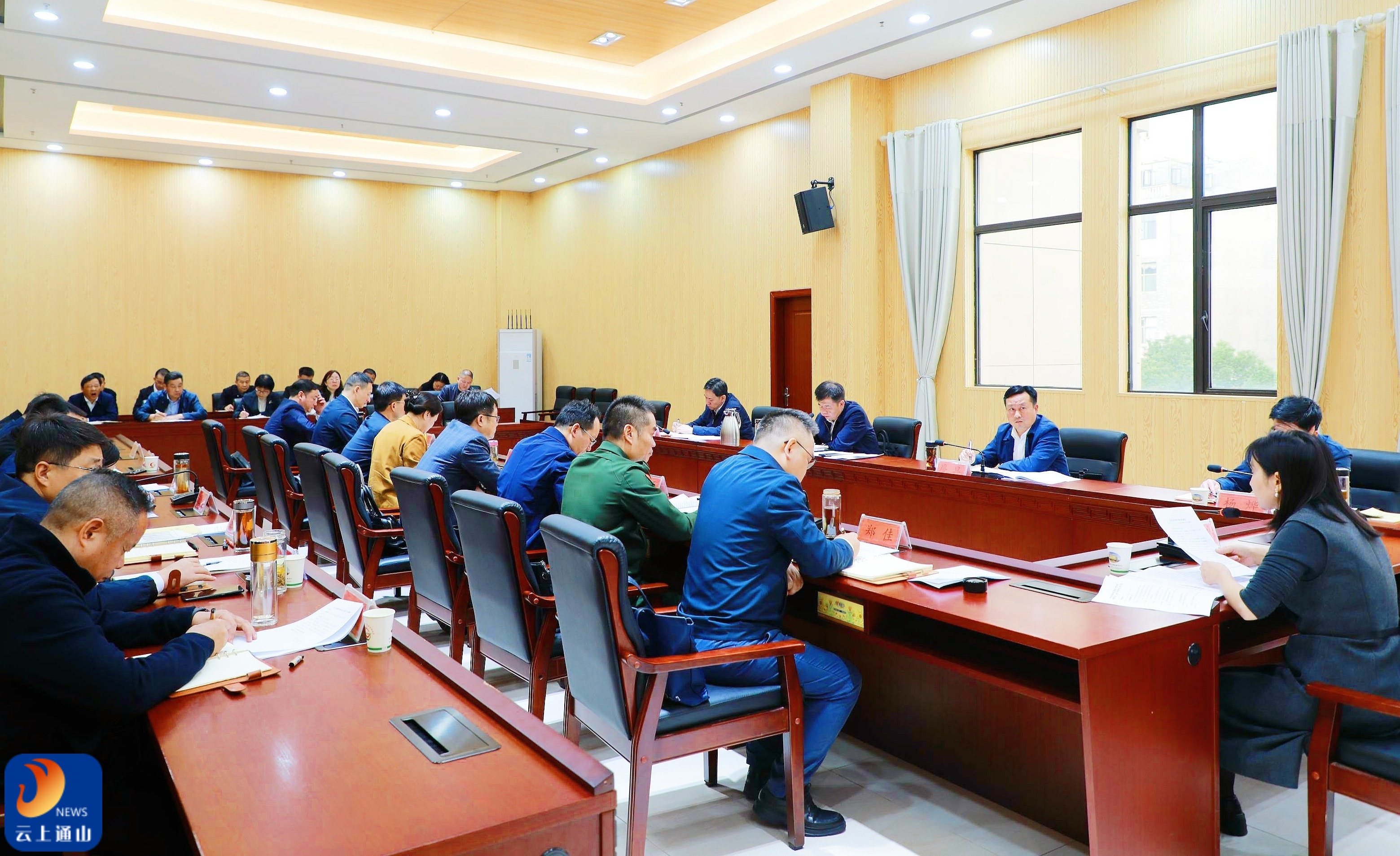 吴涛主持召开县委常委会会议