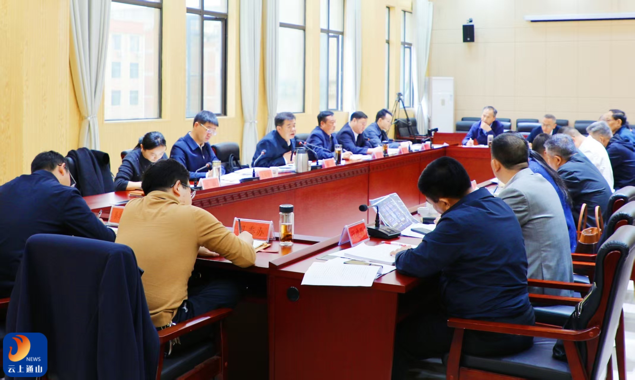 吴涛主持召开电子信息产业园建设专题督办会强调：强化系统思维 全力攻坚提速 确保年底前企业入驻投产