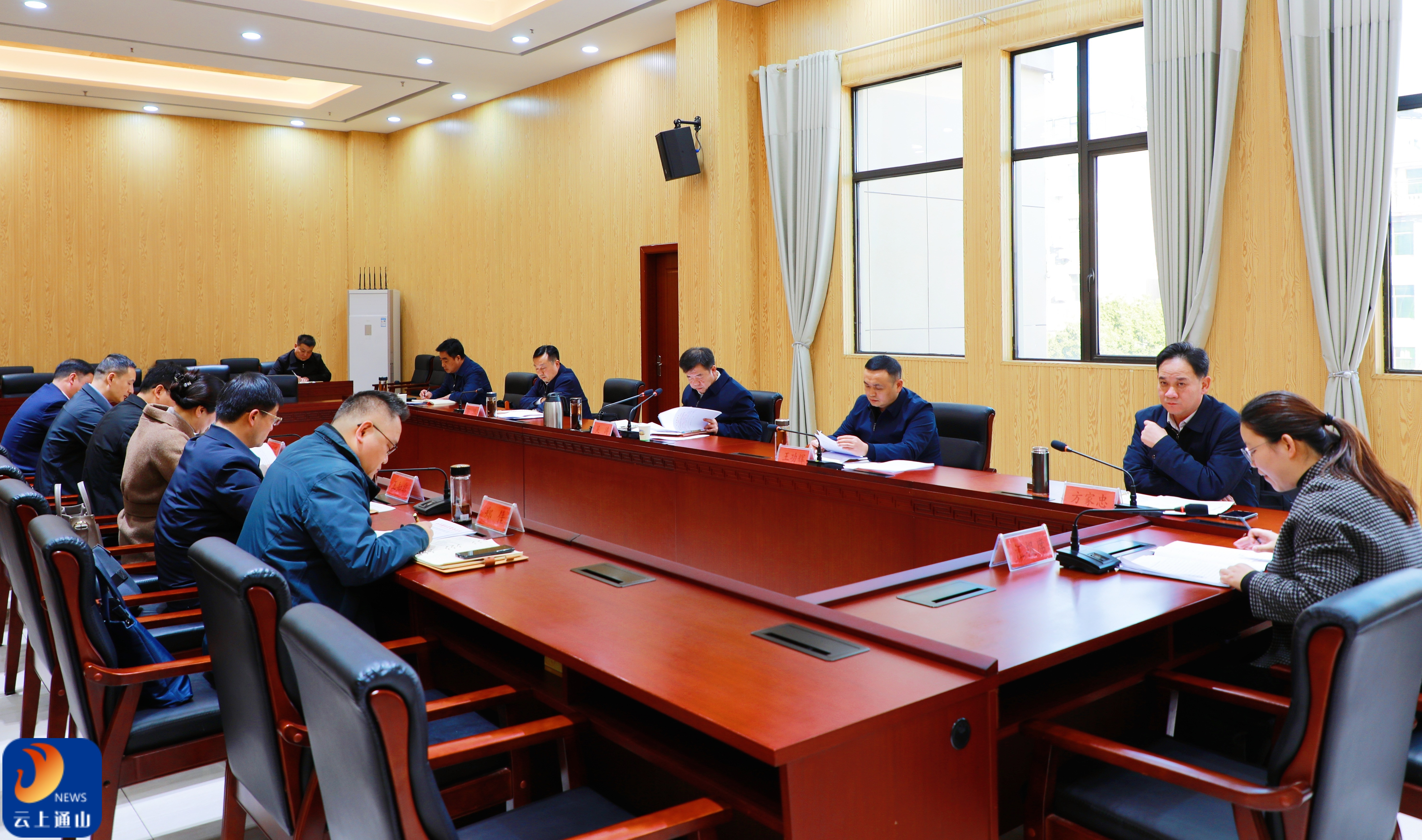 吴涛主持召开县委常委会会议