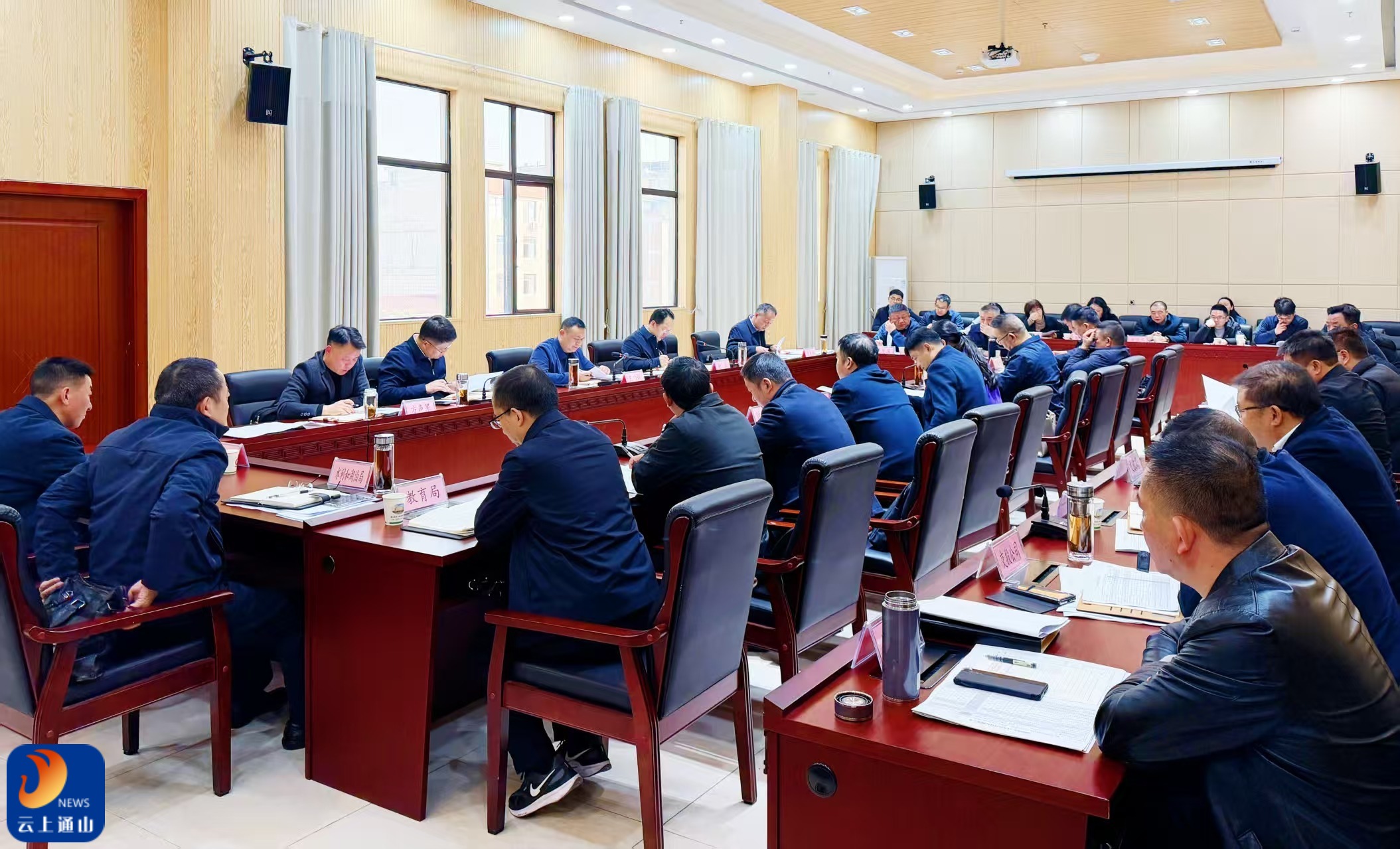 通山县召开全县经济运行分析研判暨“十五五”规划重点项目谋划会议 王功辉出席并讲话