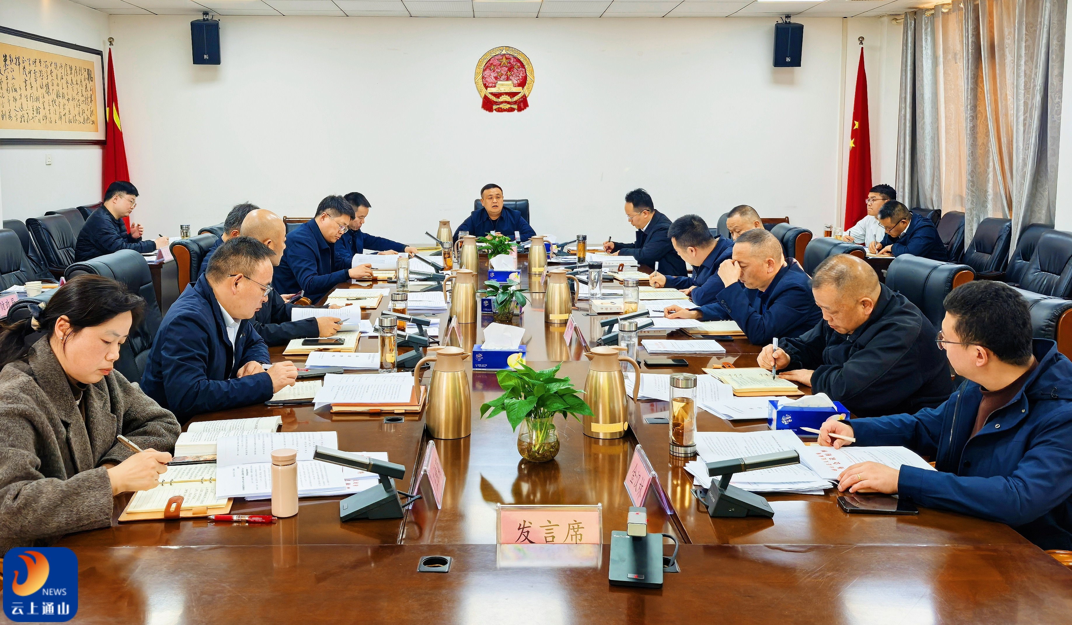 王功辉主持召开县政府党组理论中心组学习暨县政府党组会议、县政府常务会议、县政府周工作例会