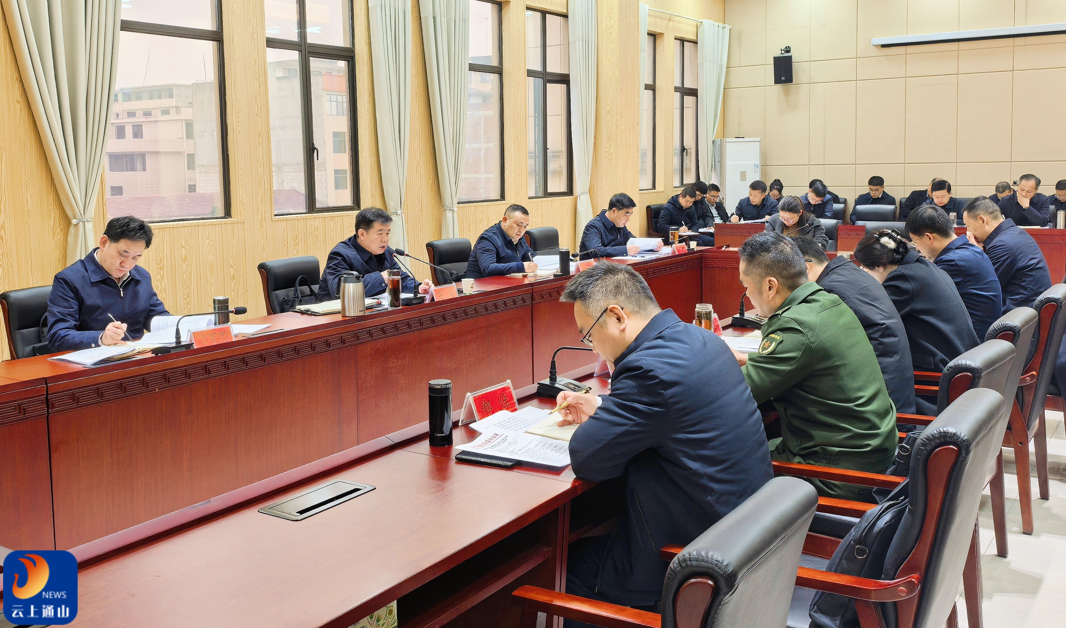 吴涛主持召开县委常委会会议