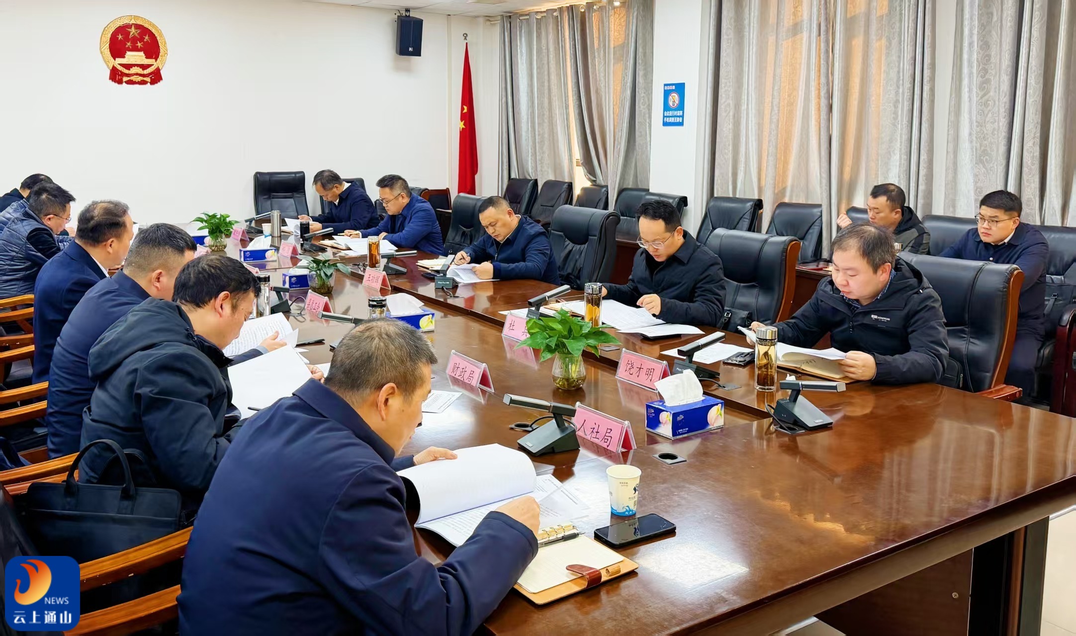 王功辉主持召开县政府与县总工会联席会议