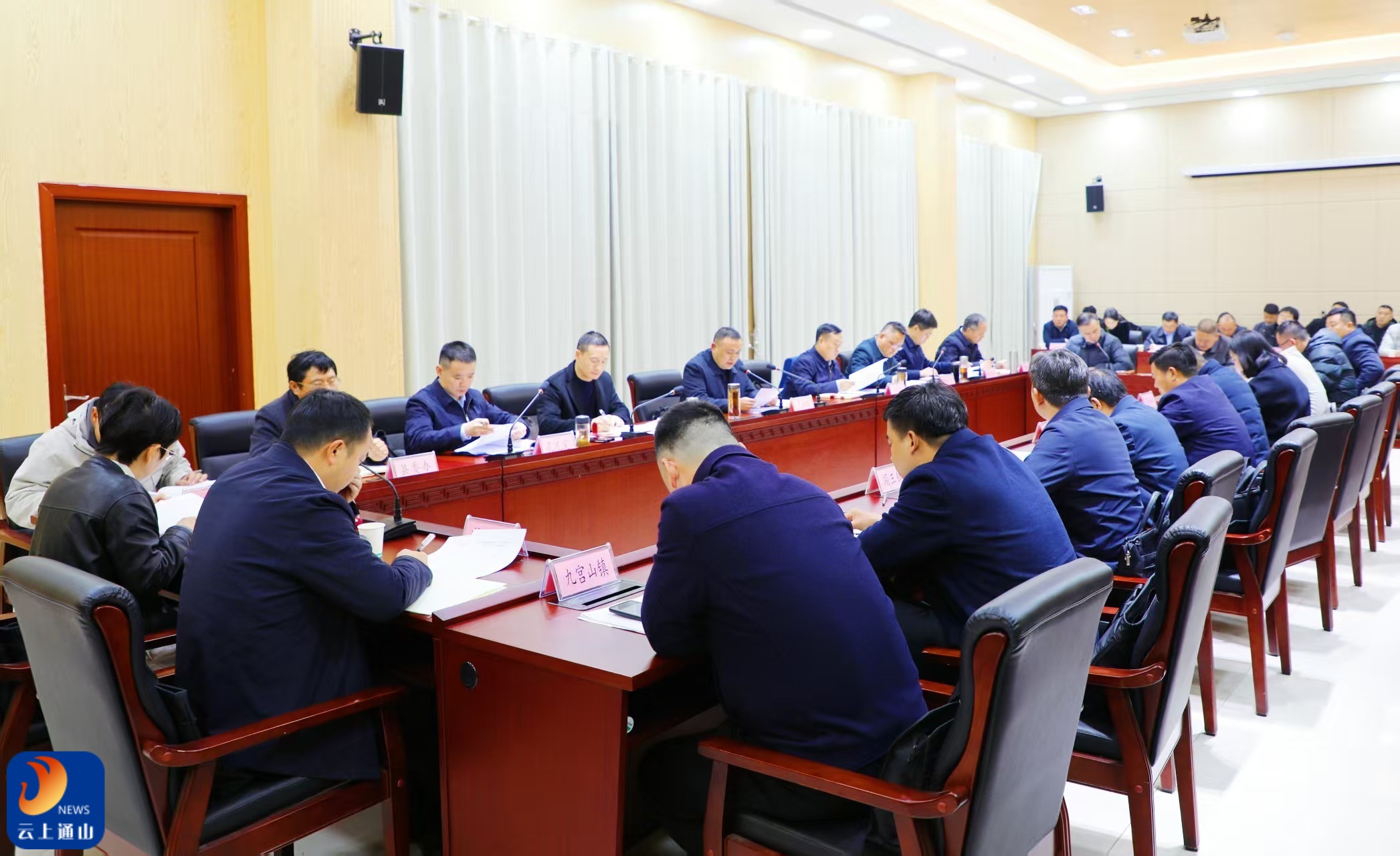 王功辉主持召开农村集体“三资”清产核资“回头看”暨巩固拓展脱贫攻坚成果推进会议 提高站位 压实责任 以严实作风确保清仓见底和巩固成效