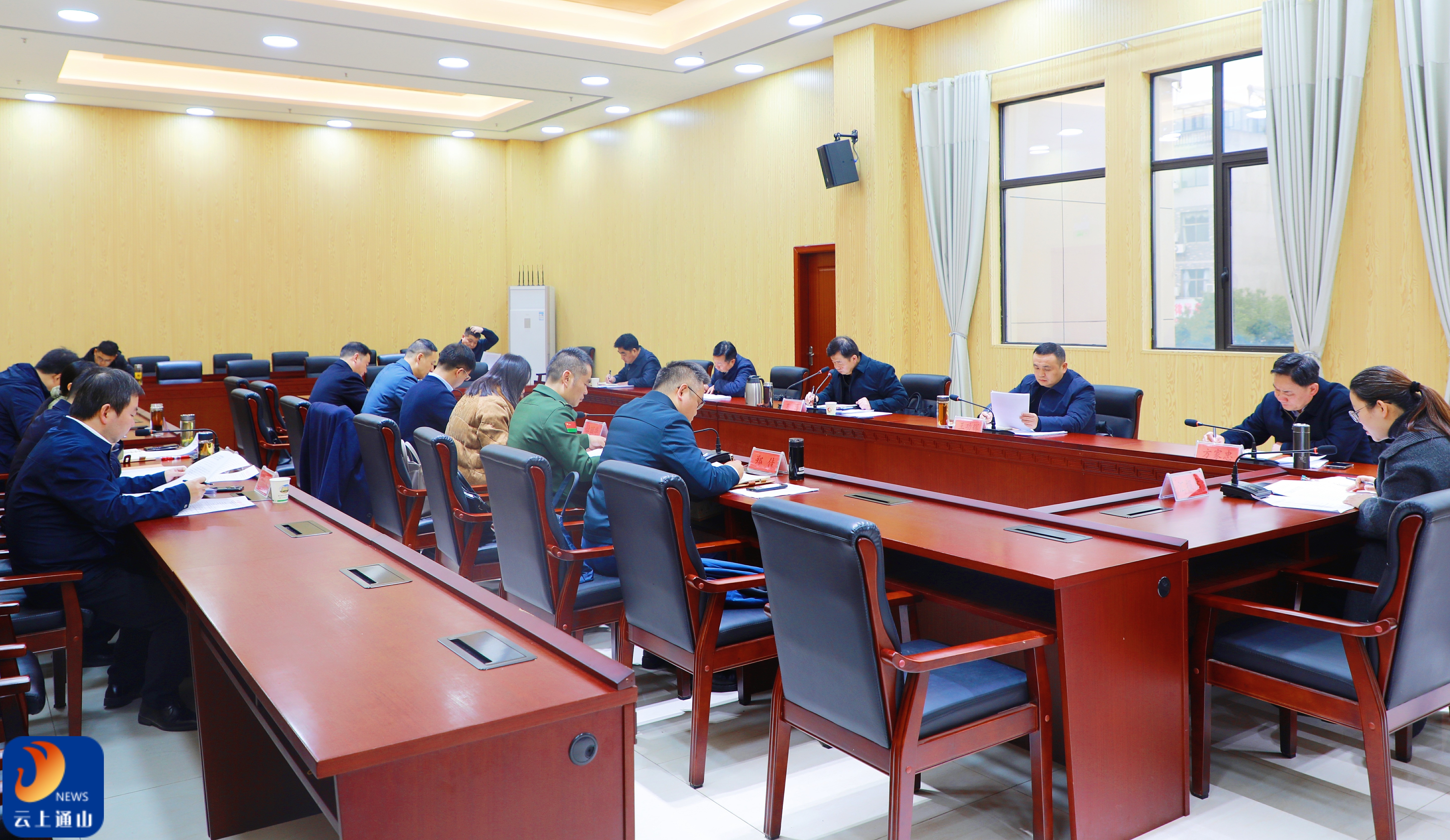 吴涛主持召开县委常委会会议