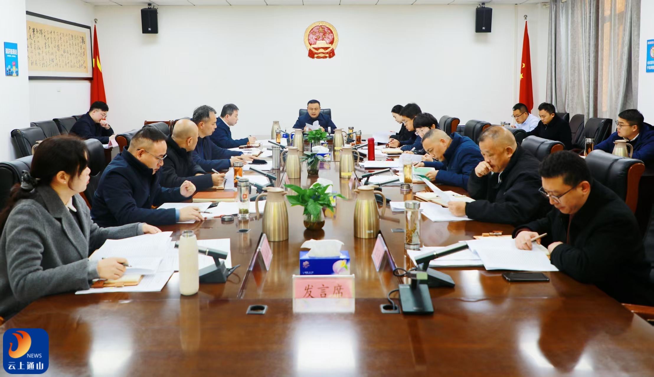 王功辉主持召开县政府党组理论中心组学习暨县政府党组会议、常务会议、周工作例会