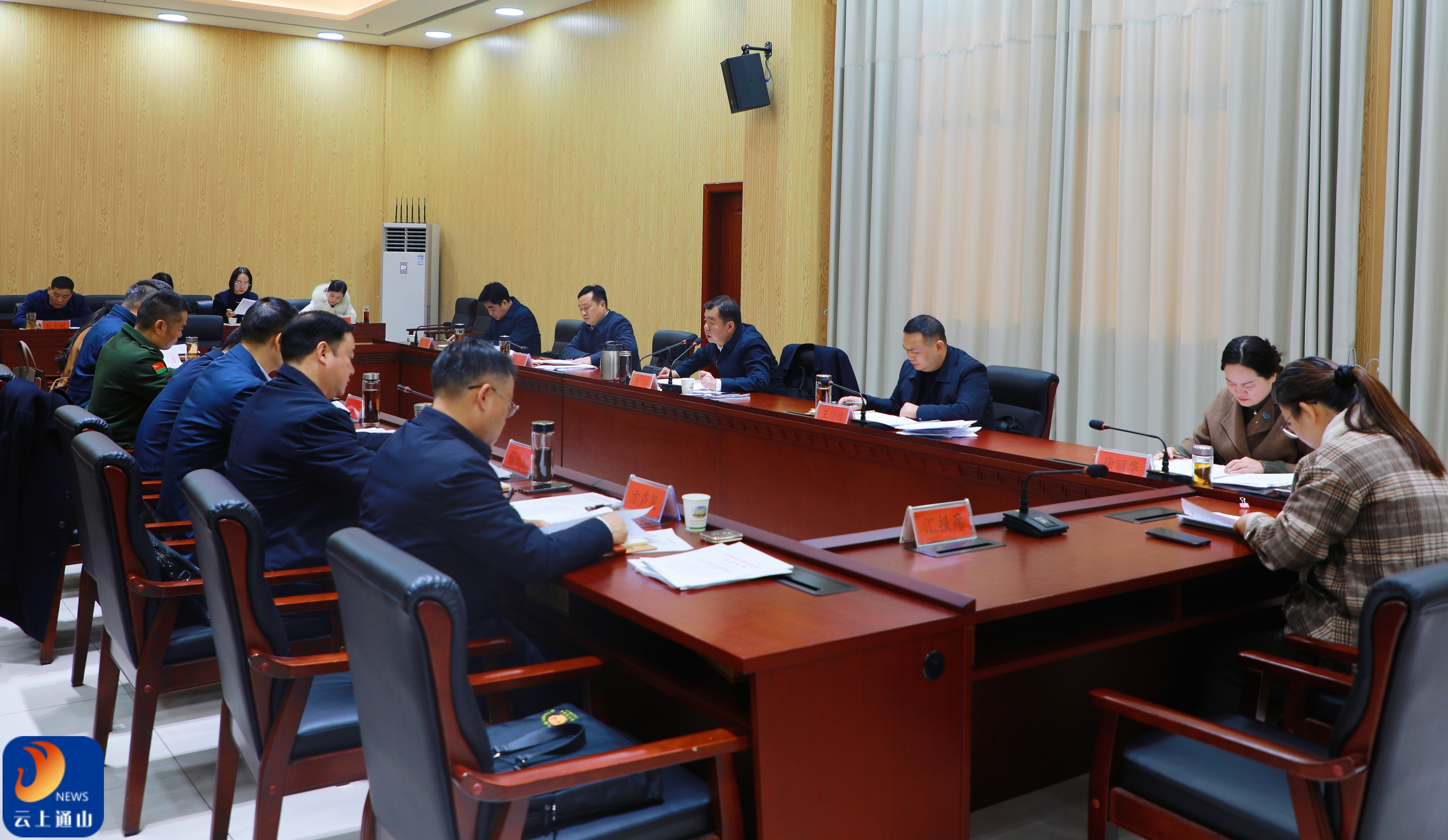 吴涛主持召开县委常委会会议