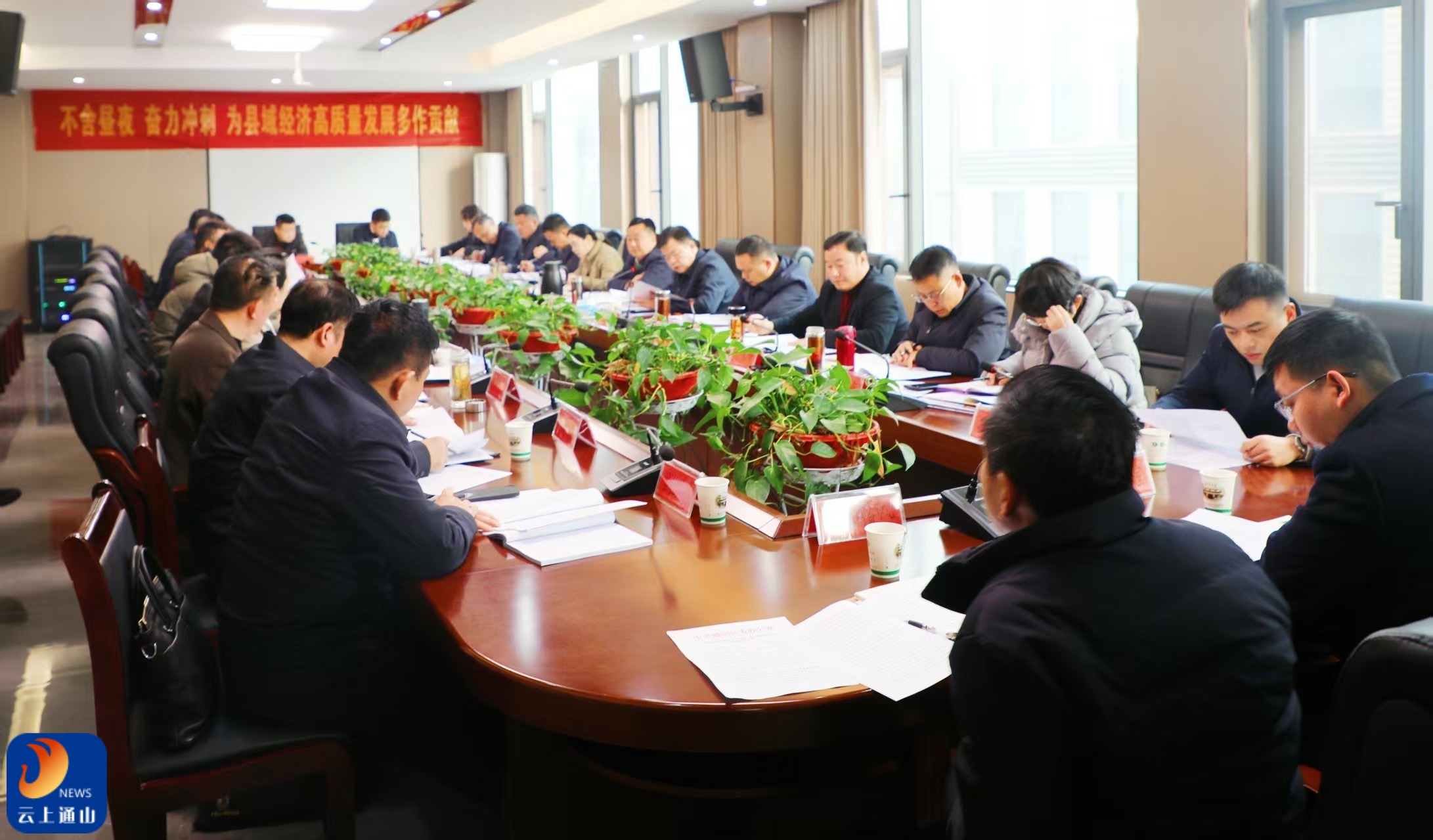 吴涛主持召开电子信息产业园建设情况专题会：狠抓作风 强化担当 以系统思维统筹推进电子信息产业园建设