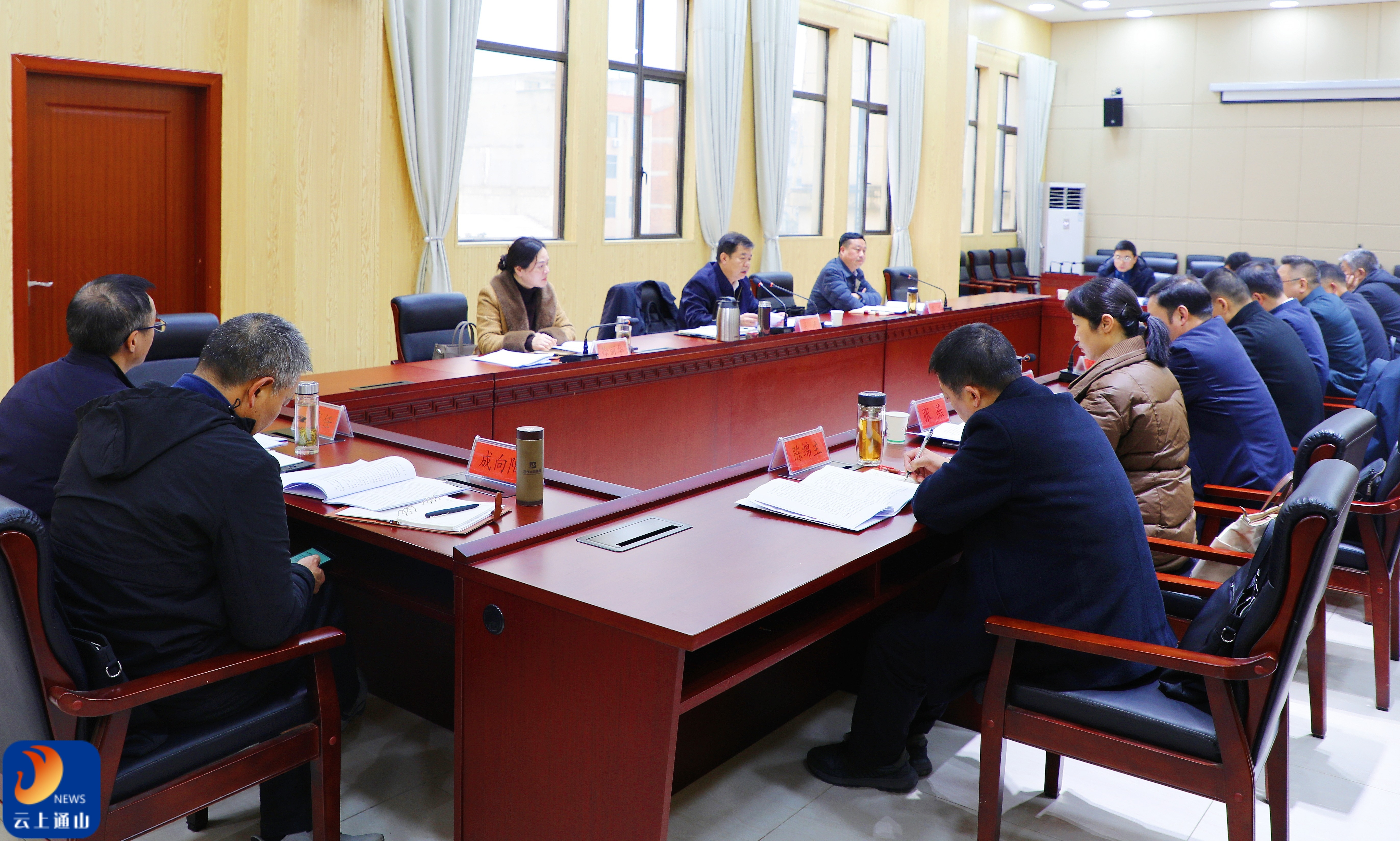 吴涛主持召开县委理论学习中心组集体学习暨县委常委会2025年度民主生活会会前集体学习会议