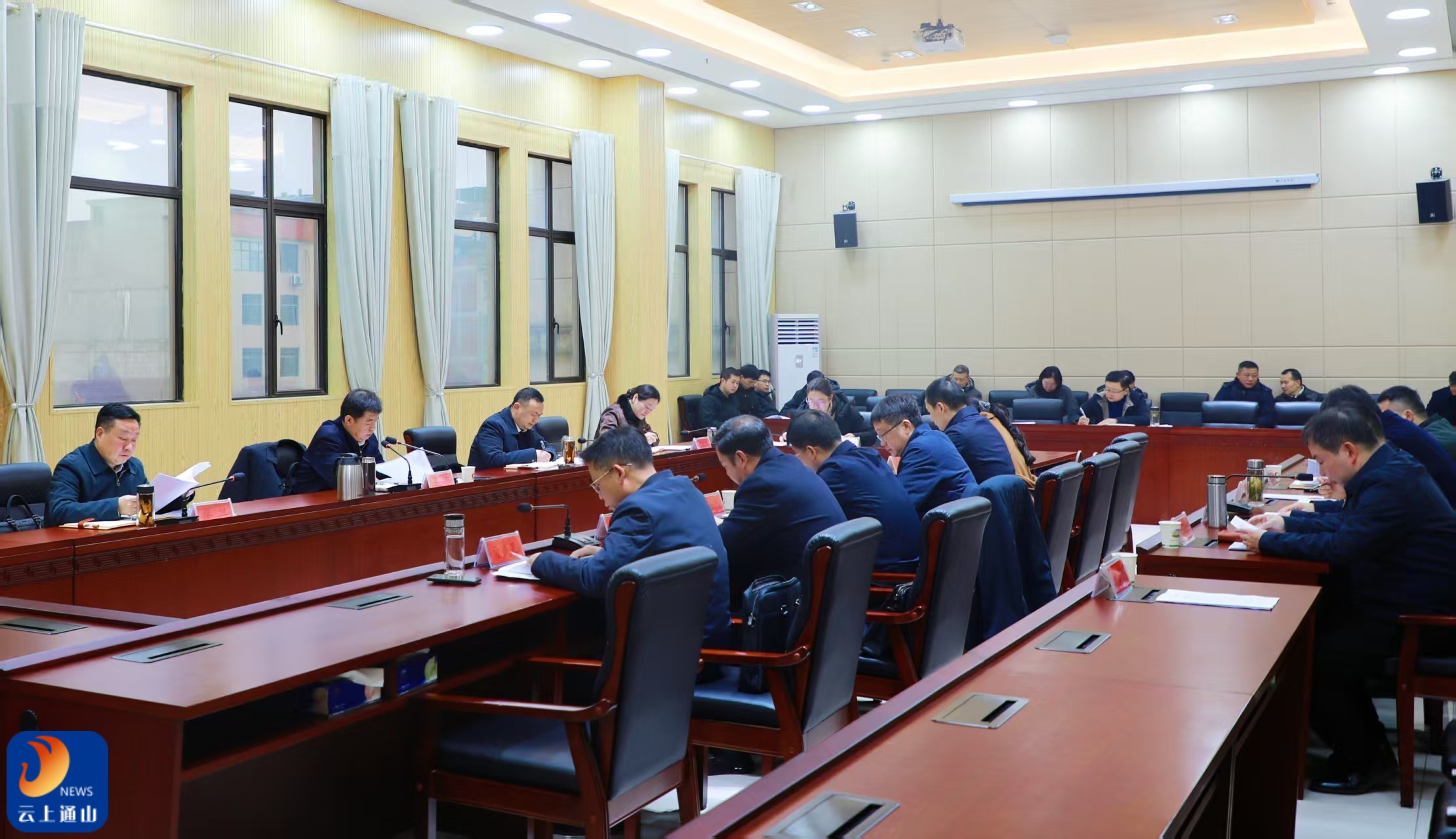 吴涛主持召开县委常委会会议