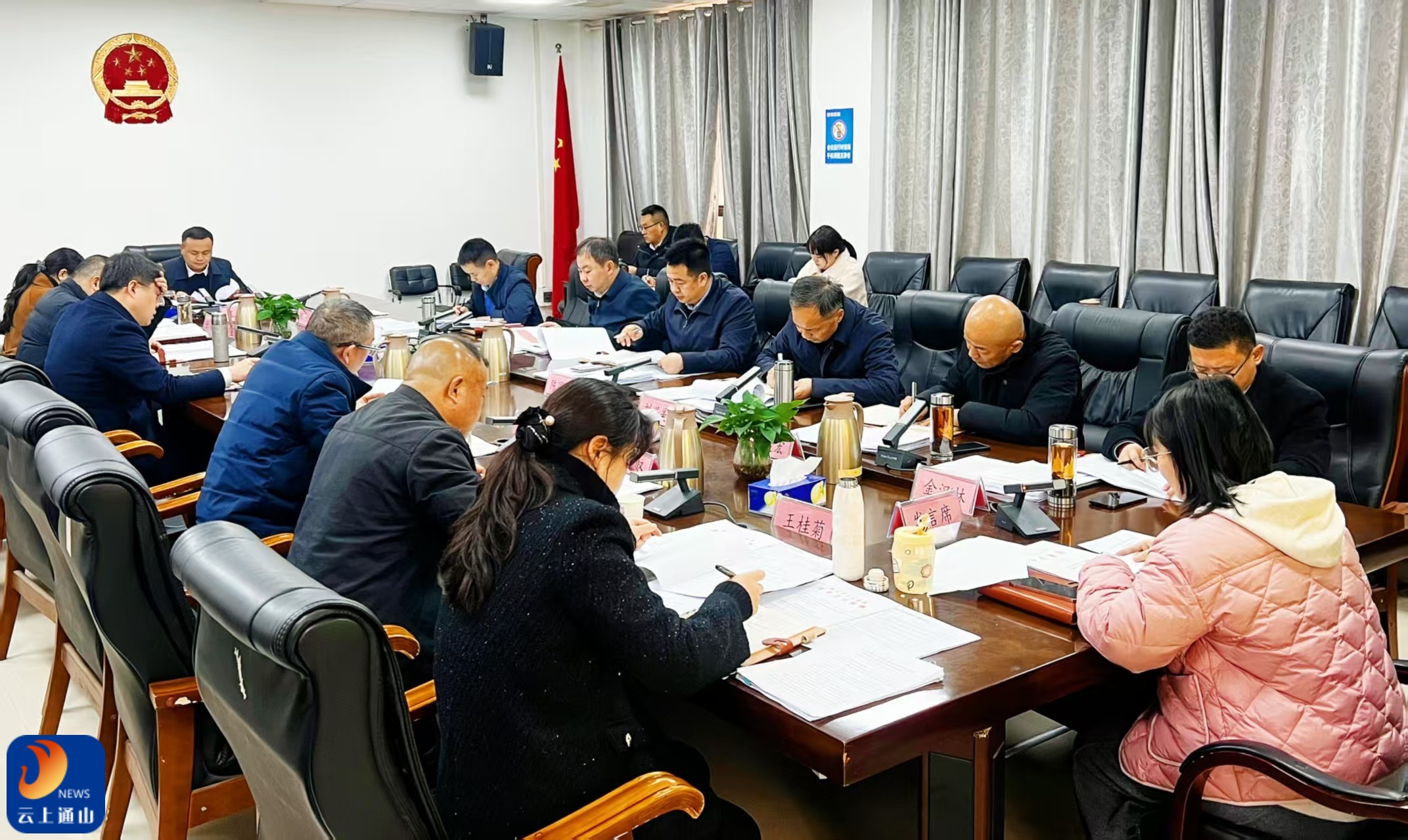 王功辉主持召开县政府党组理论中心组学习暨县政府党组会议、常务会议、周工作例会