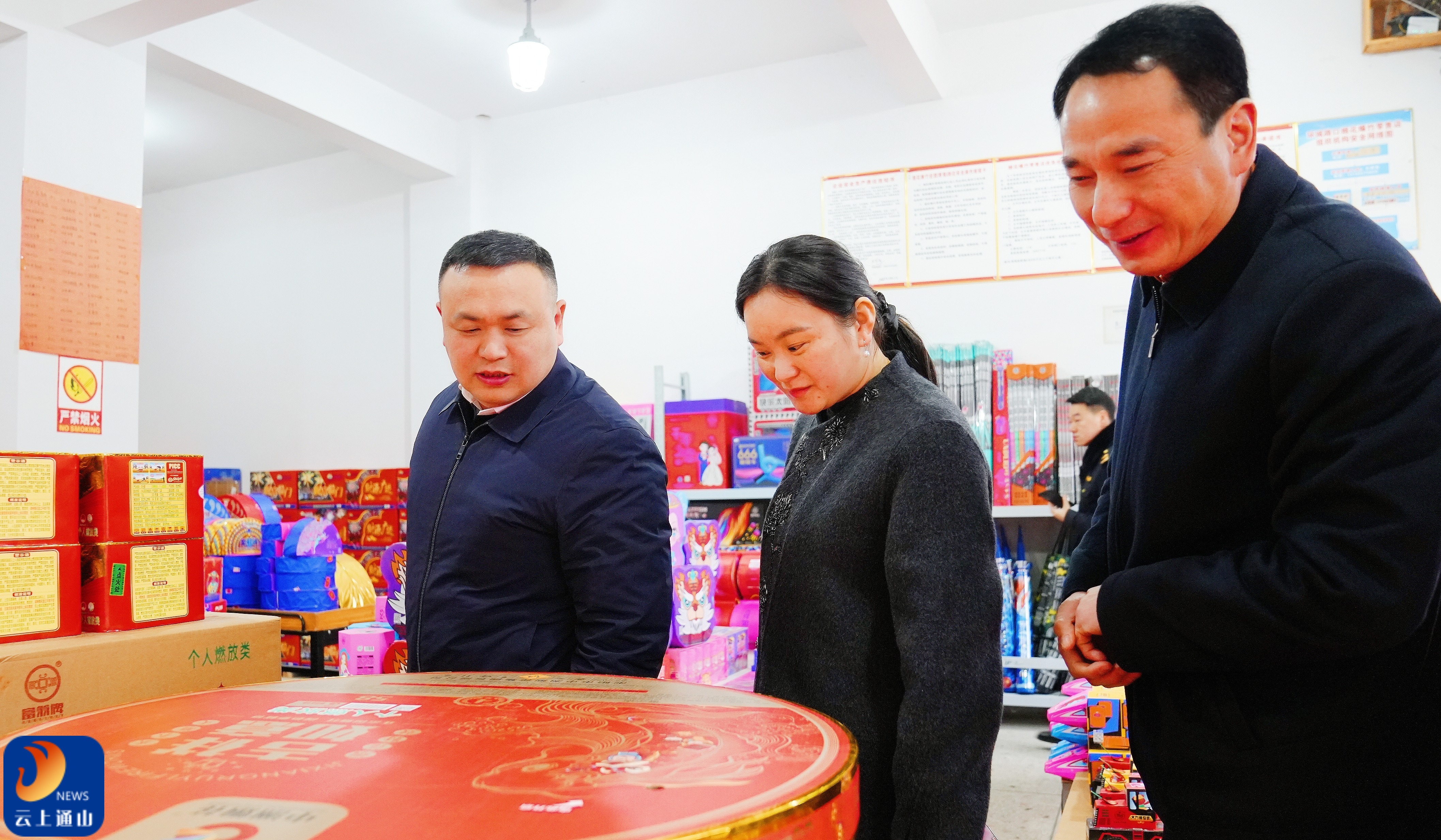 王功辉检查督导烟花爆竹安全时强调：严守安全底线 规范经营管理 确保群众平安祥和过节