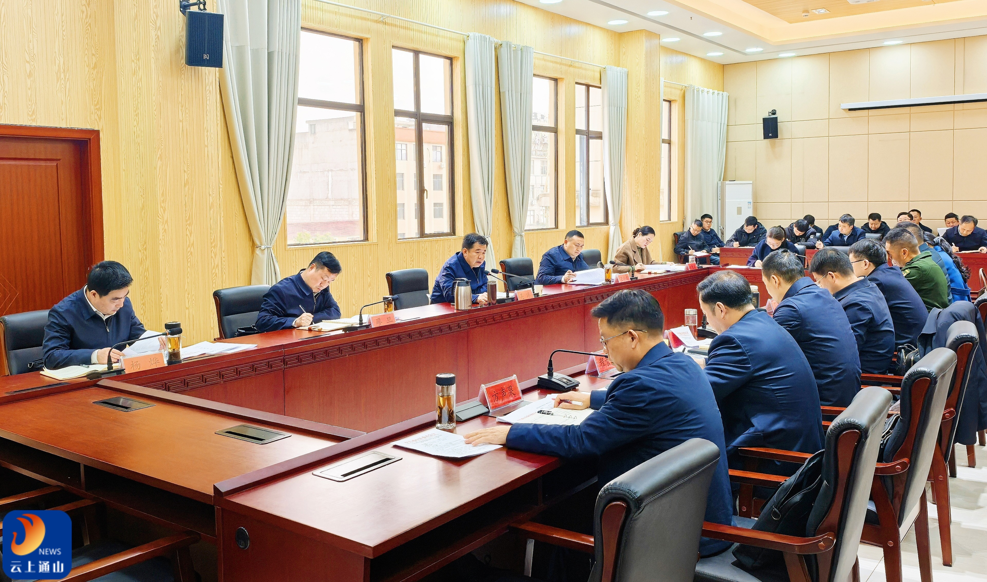 吴涛主持召开县委常委会会议