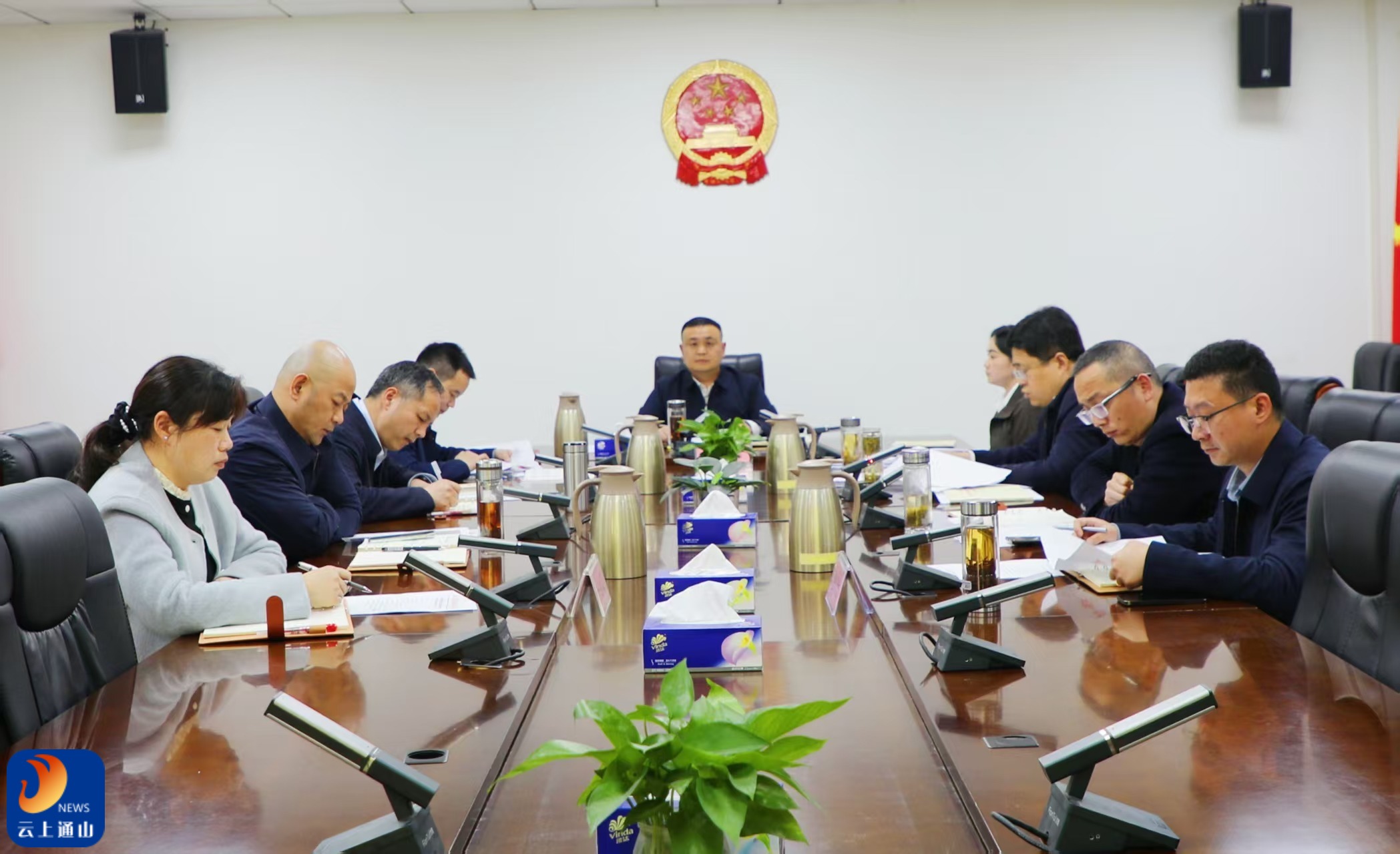 【树立和践行正确政绩观学习教育】县政府党组树立和践行正确政绩观学习教育读书班举行集体学习