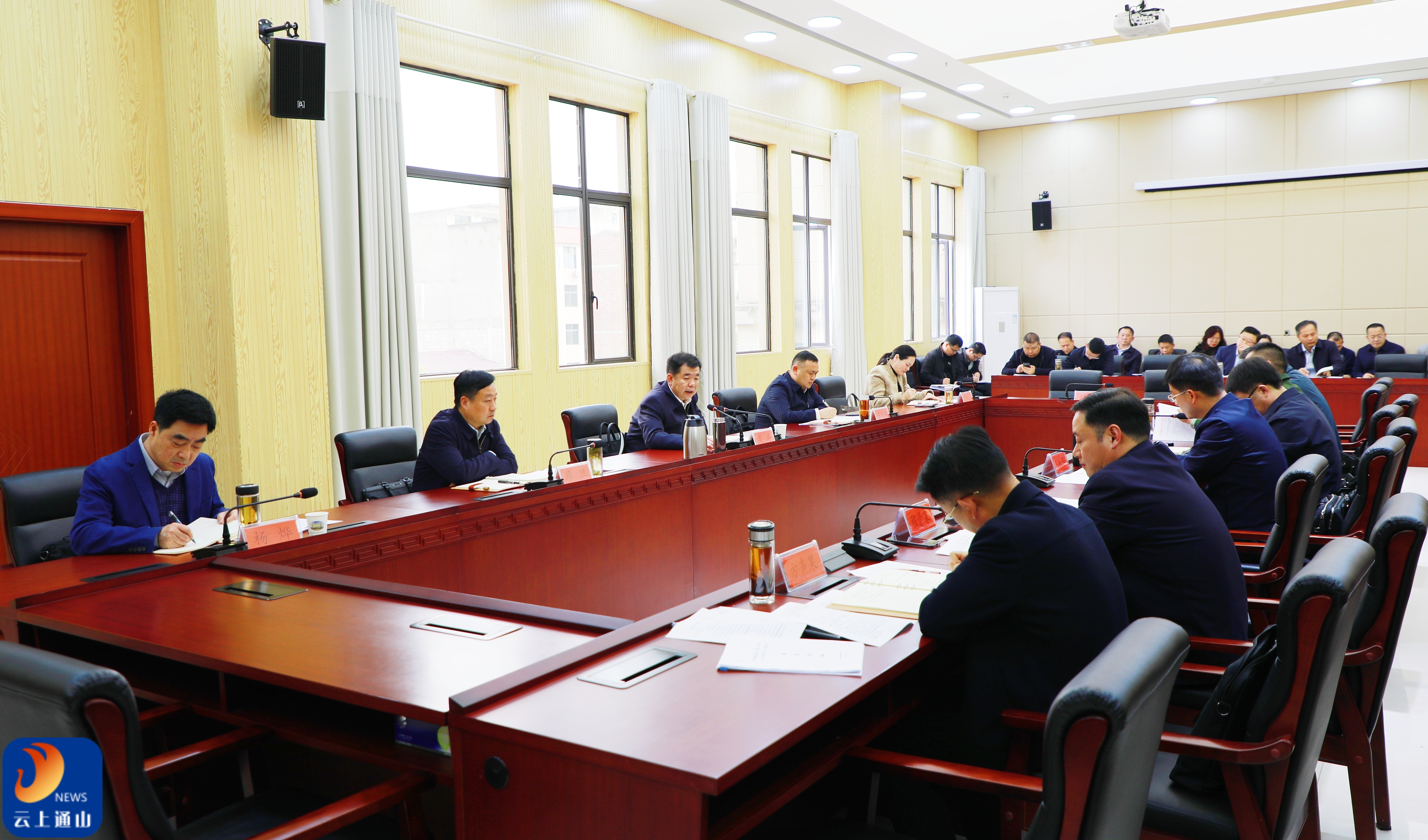 【树立和践行正确政绩观学习教育】县委常委会树立和践行正确政绩观学习教育读书班举行集体研讨