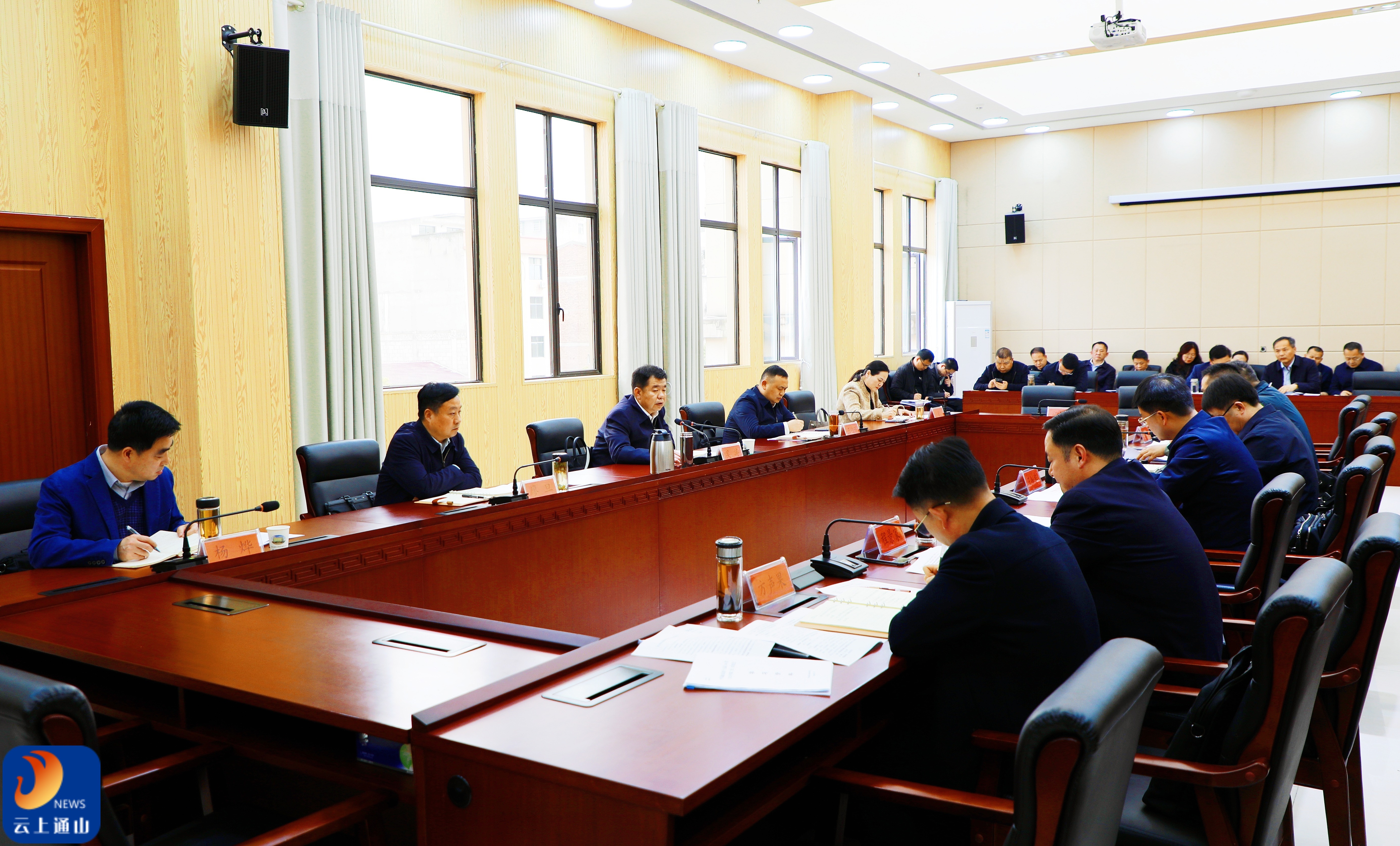 吴涛主持召开县委常委会会议 以务实举措推动各项部署在通山落地见效