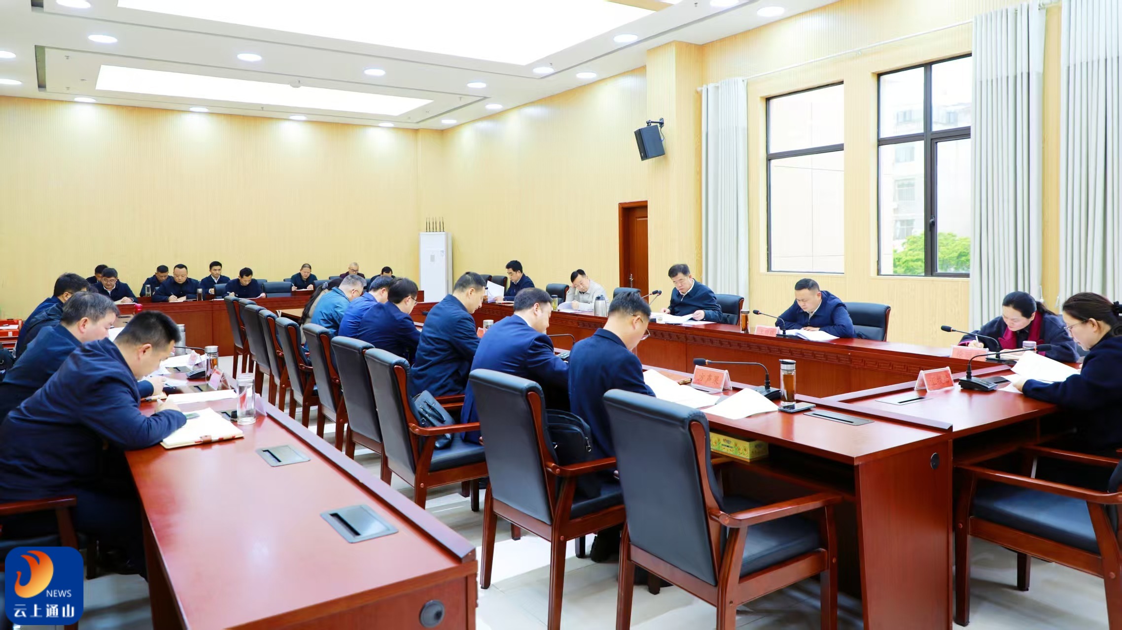 吴涛主持召开县委常委会会议