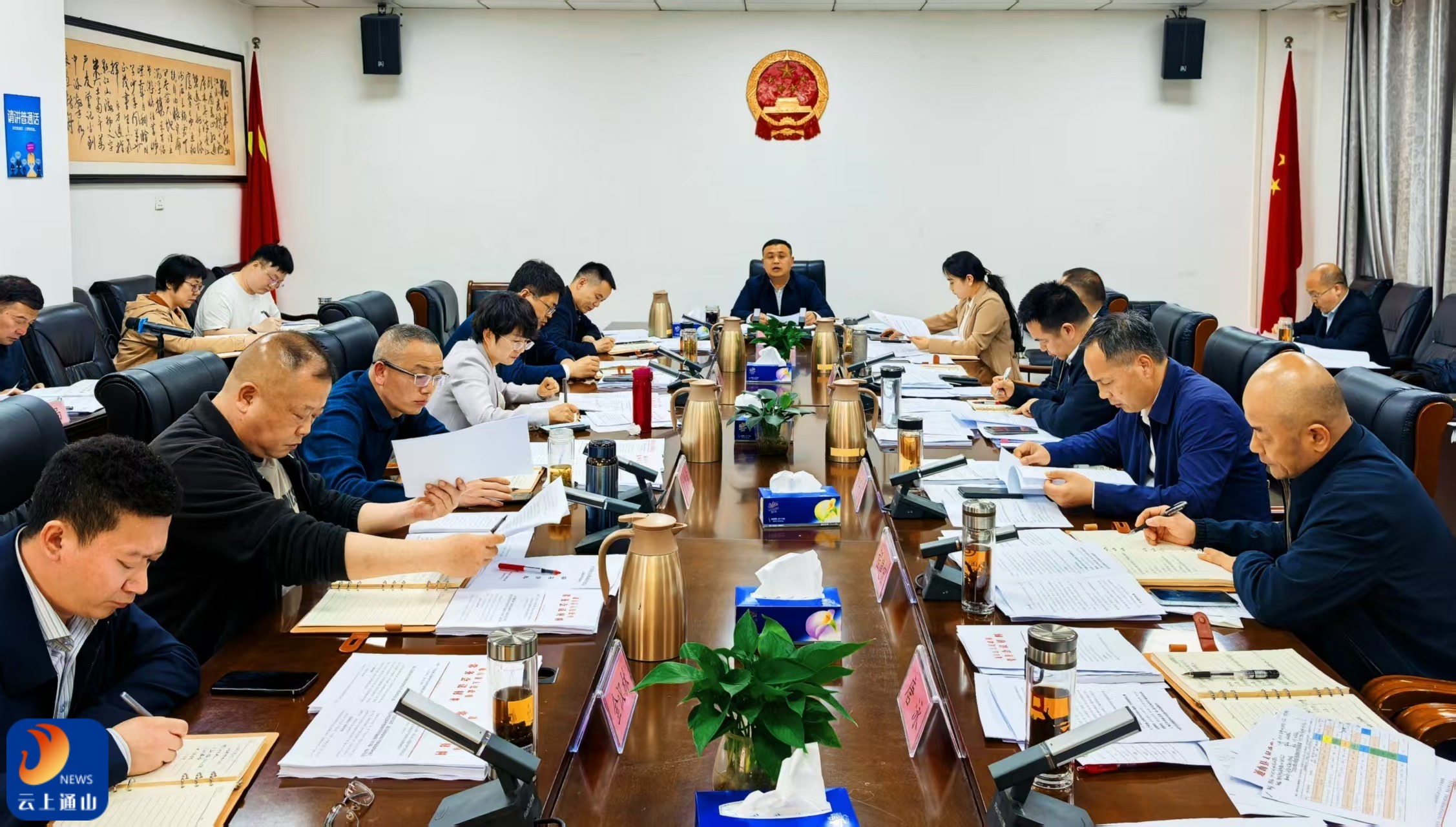 王功辉主持召开县政府党组会议、县政府常务会议、县政府周工作例会