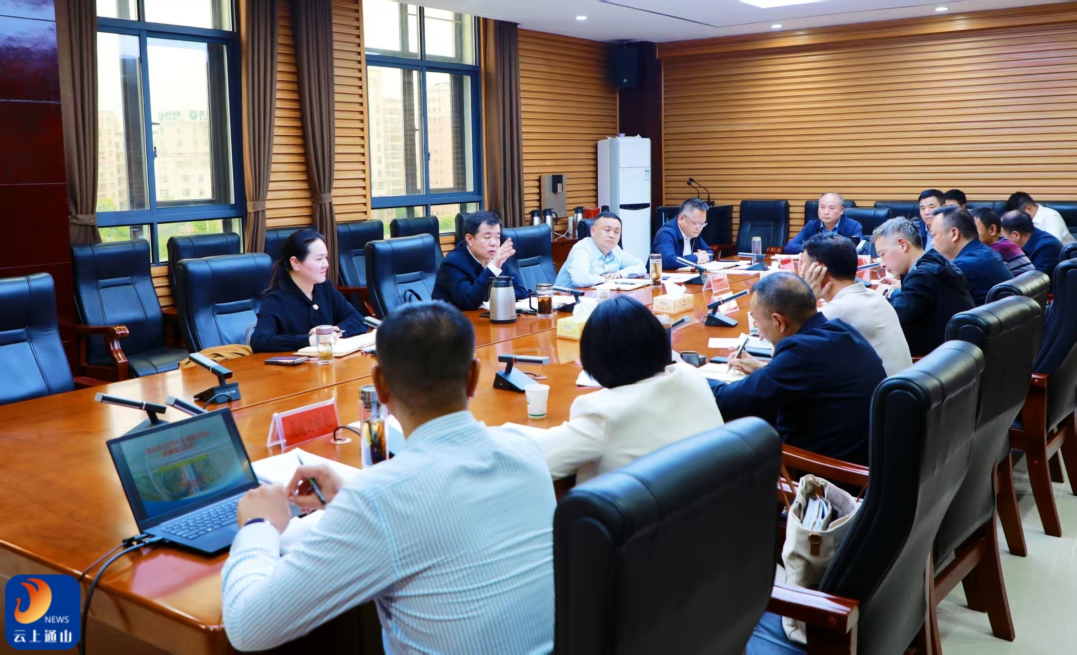 吴涛主持召开全县交通基础设施建设专题会议时强调：抢抓机遇攻坚克难 以交通先行支撑县域经济高质量发展