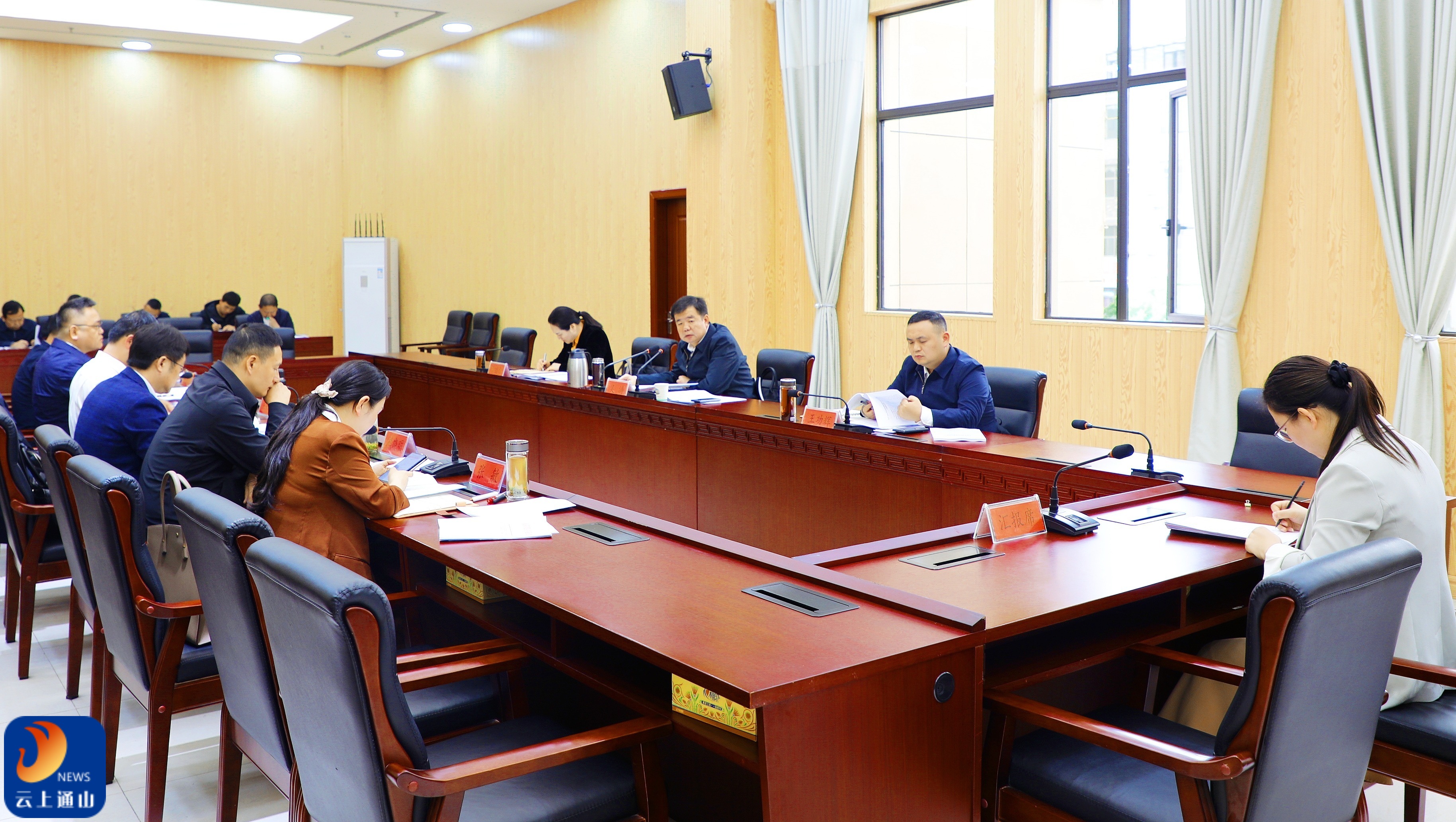 吴涛主持召开县委常委会会议