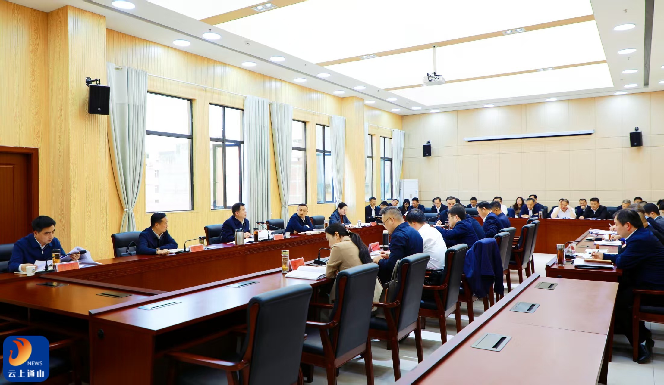 吴涛主持召开县委常委会会议
