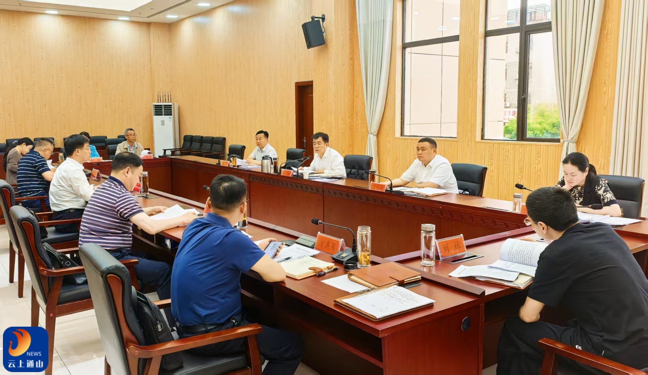 吴涛主持召开县委理论学习中心组学习 暨“立党为公”学习研讨会议