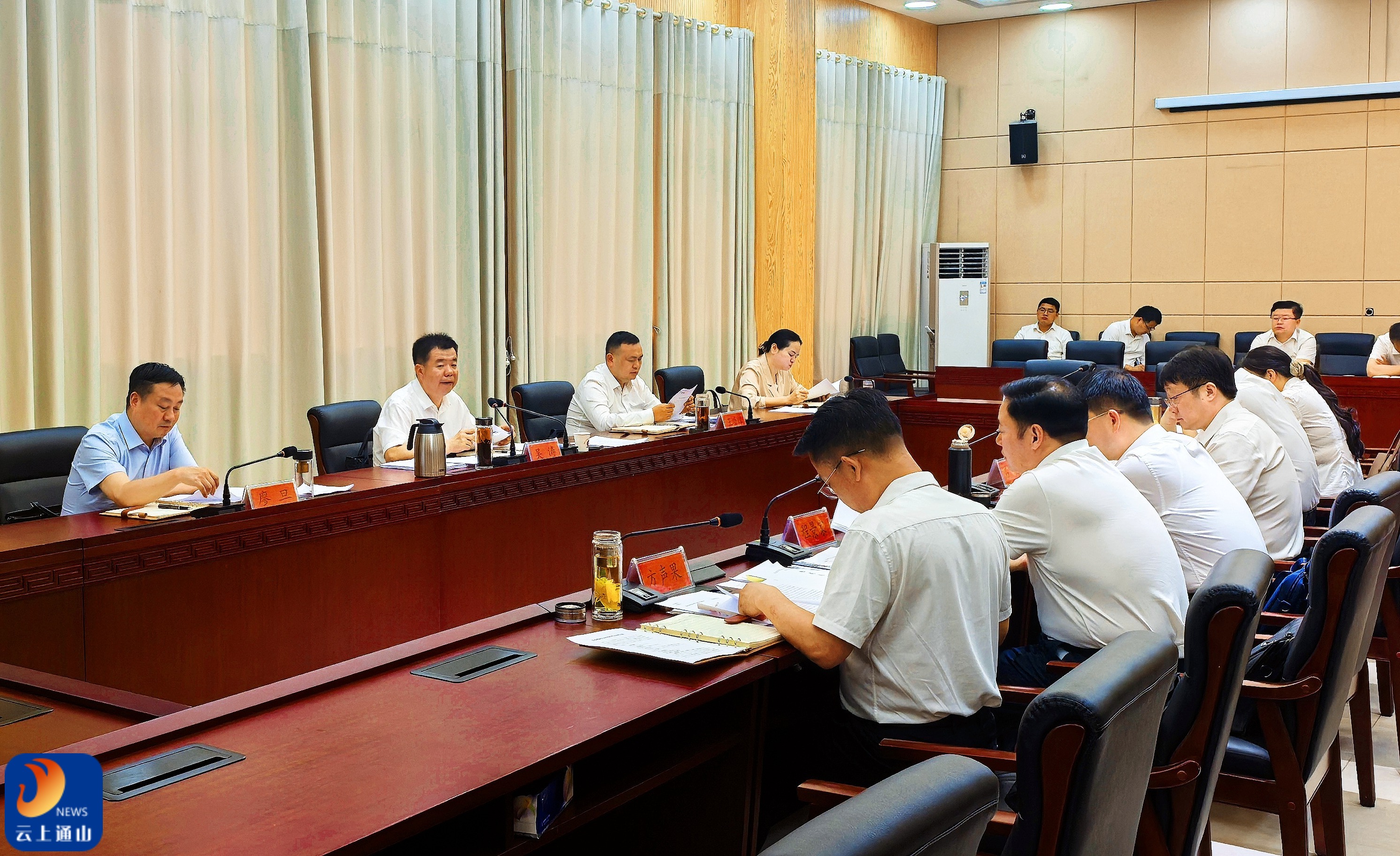 吴涛主持召开县委常委会会议