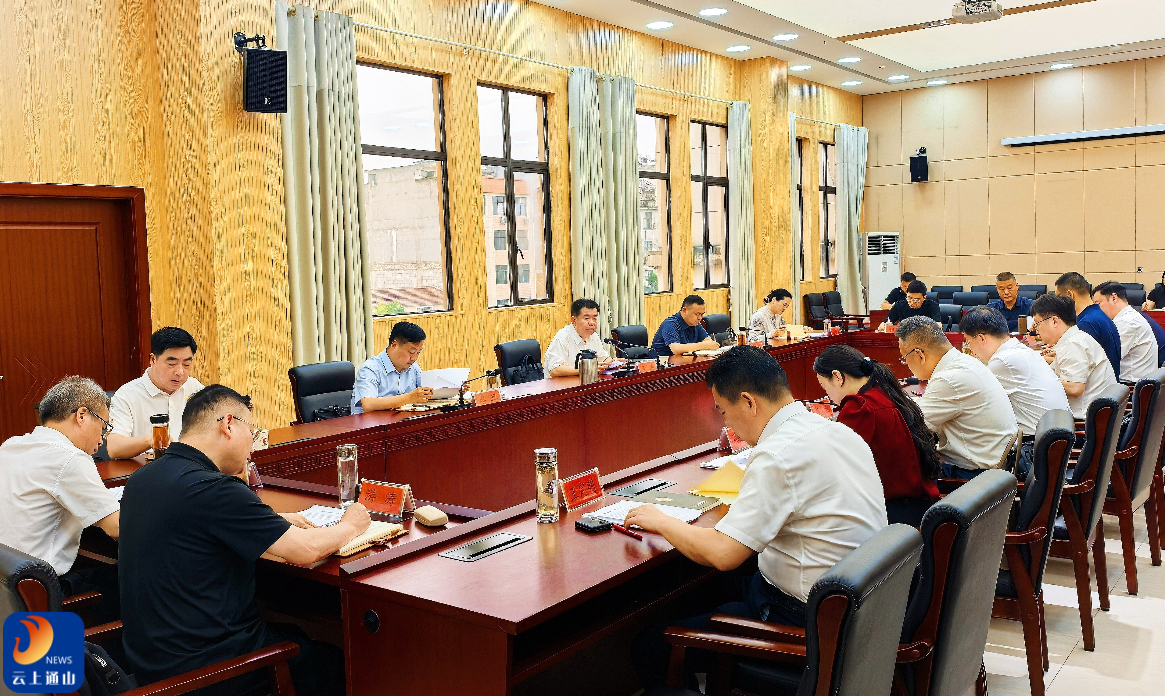 吴涛主持召开县委理论学习中心组集体学习会议