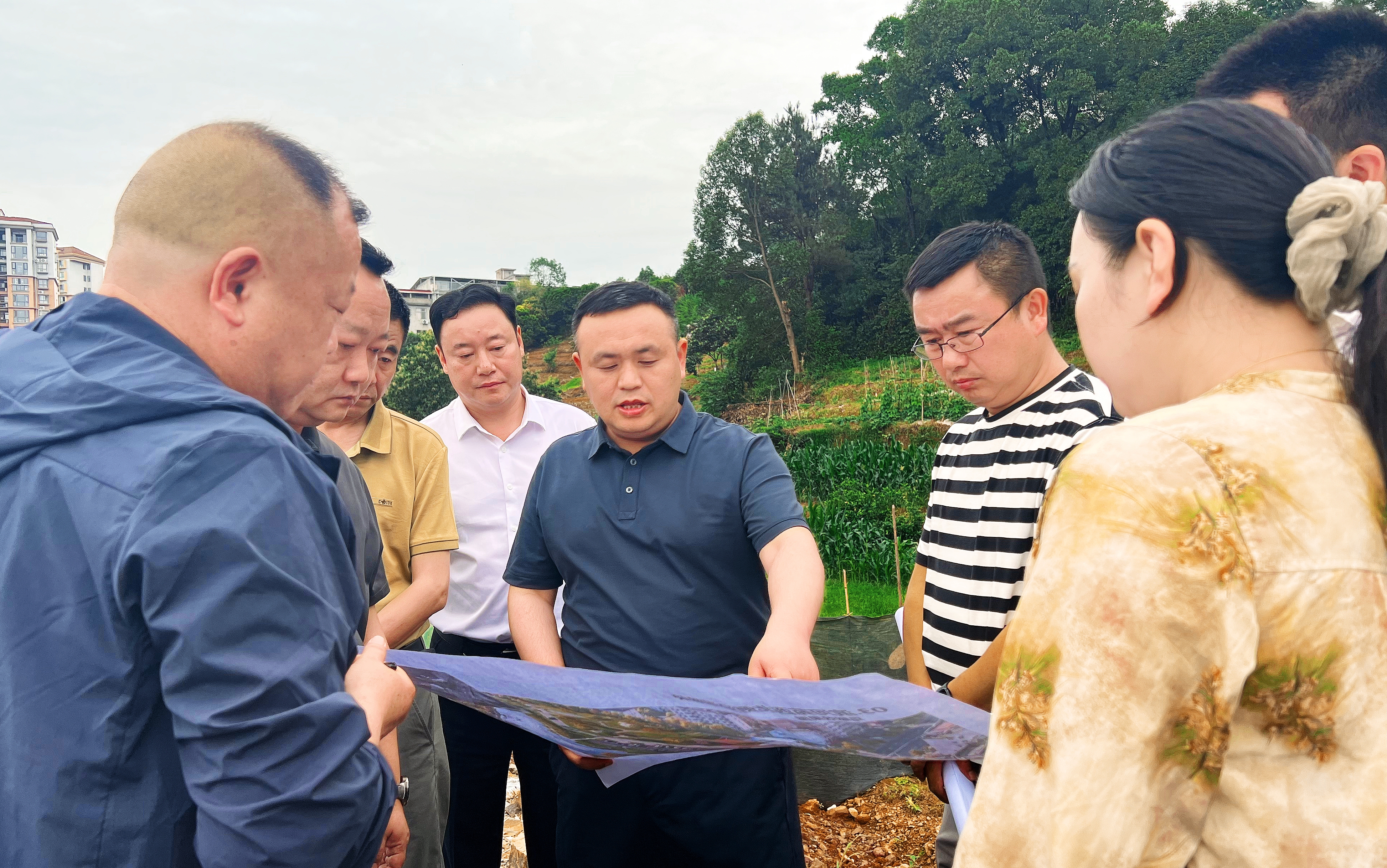 王功辉在调研督导滨河苑“民生路”“小游园”项目时强调：攻坚克难 强力推进 真正将民生实事办到群众心坎上